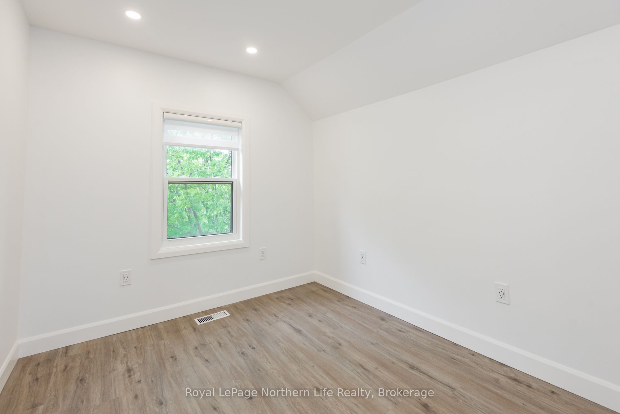 253 Second Avenue W Property Photo 24