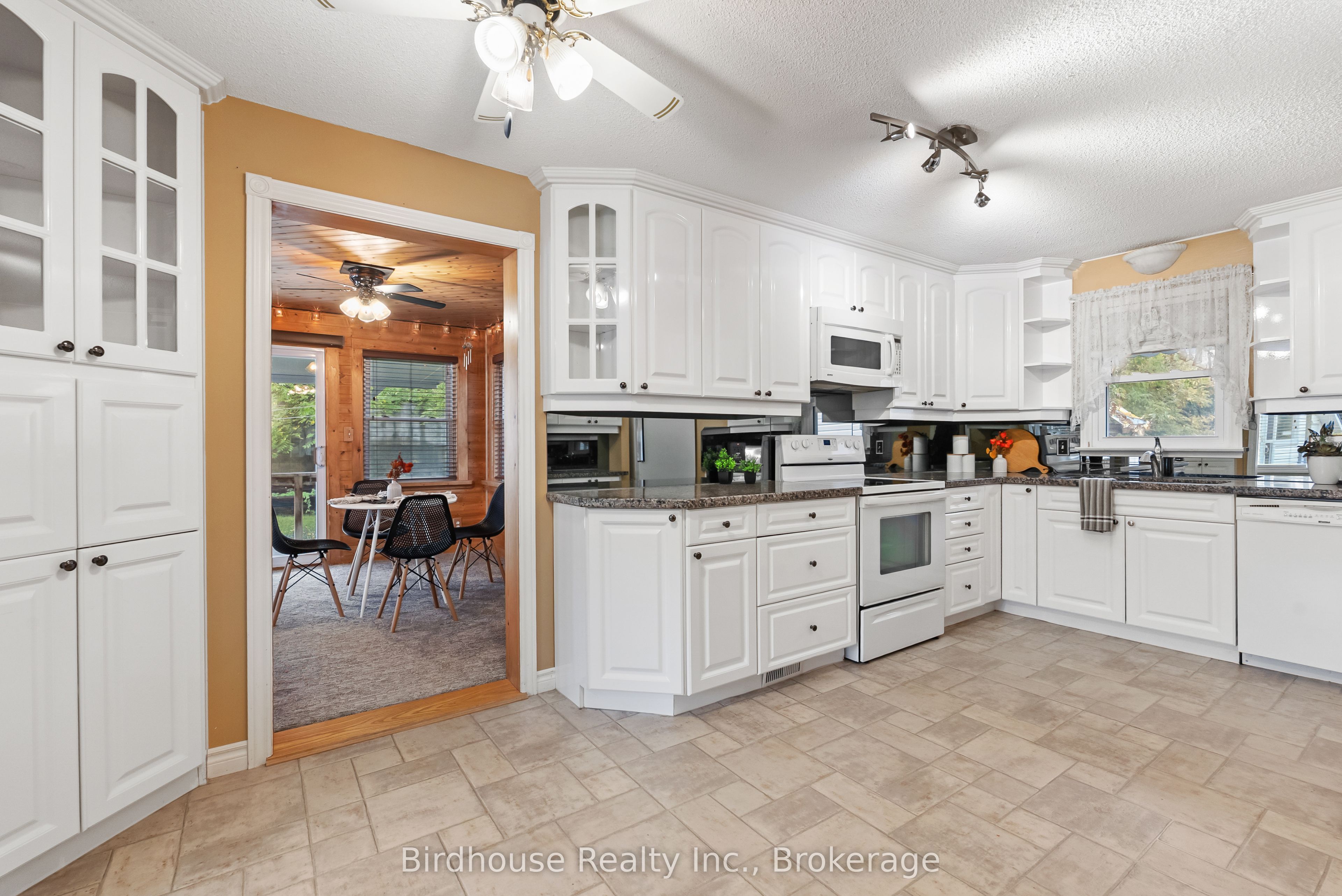 147 East Street N Property Photo 9