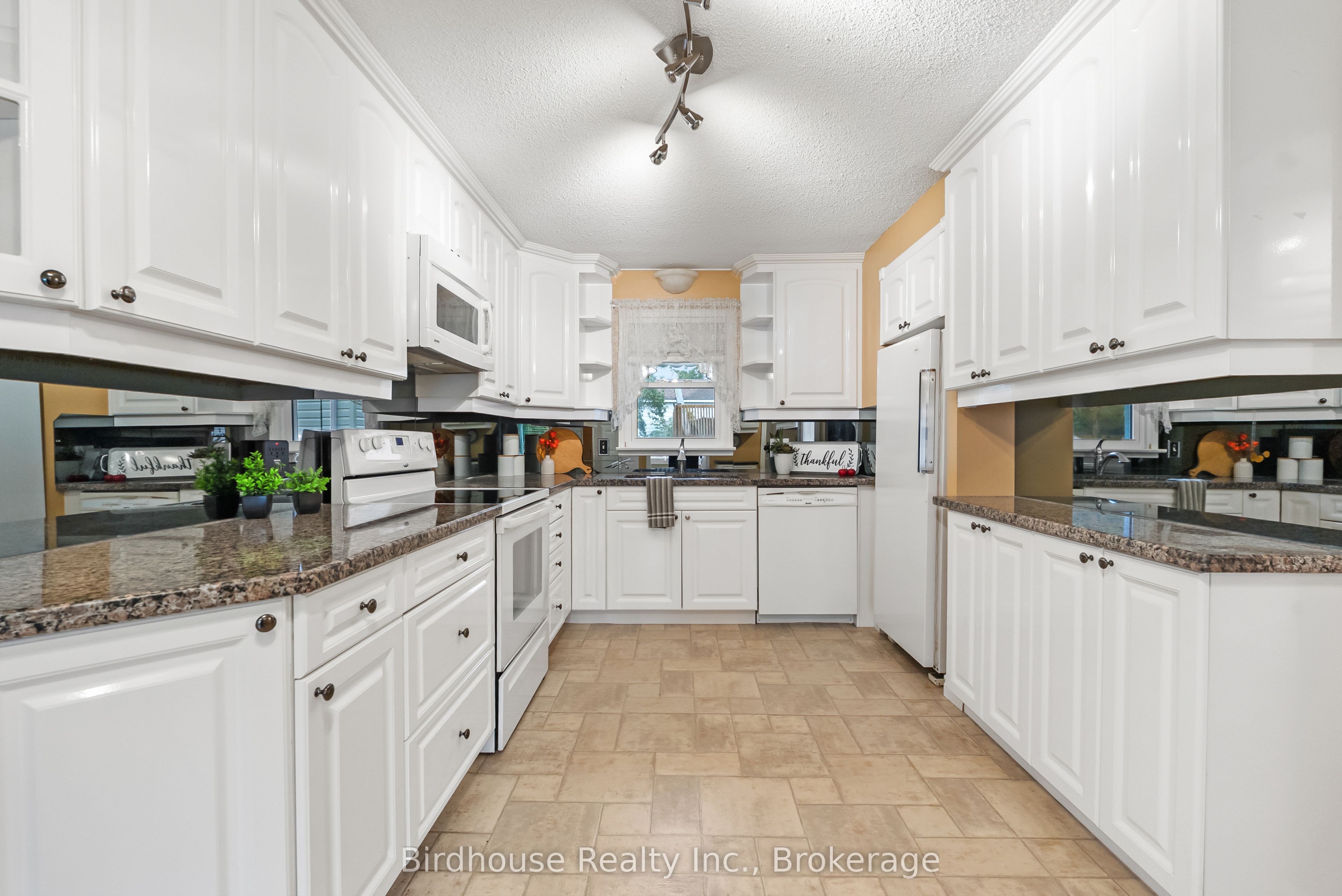 147 East Street N Property Photo 11