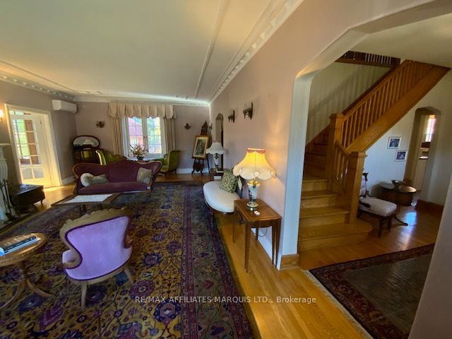 425 Second St. E Street E Property Photo 10