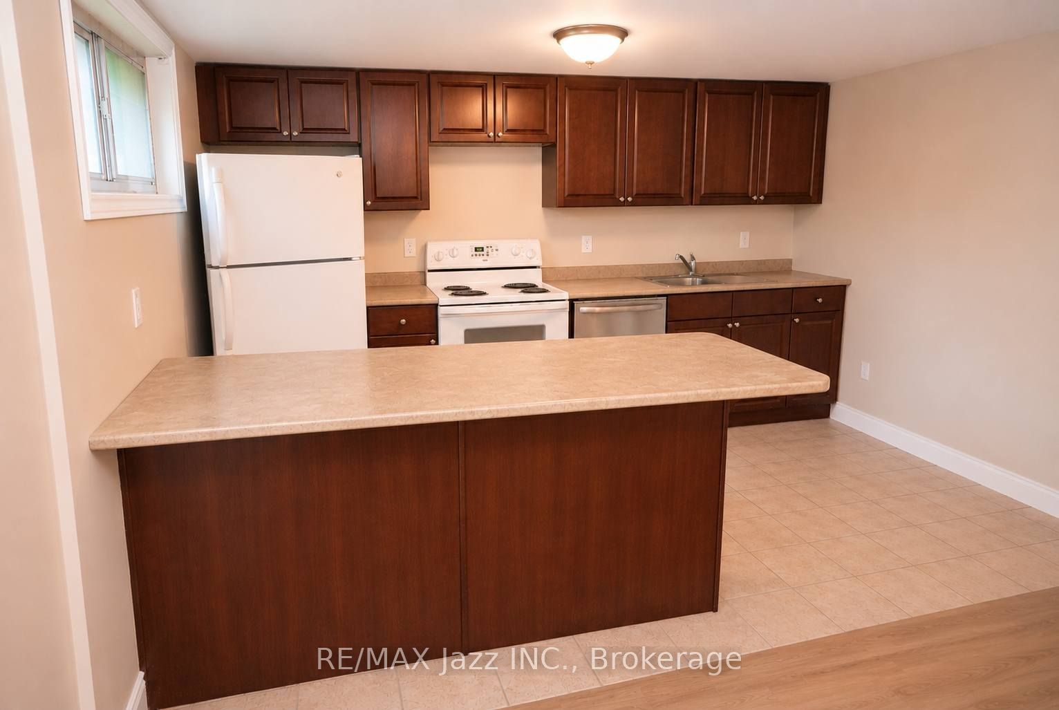 624 Stewart Street B Property Photo 3
