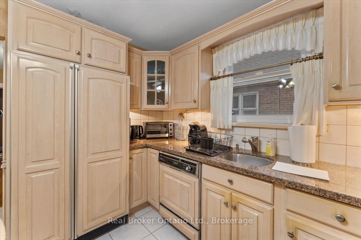 193 Huxley Avenue S Property Photo 12