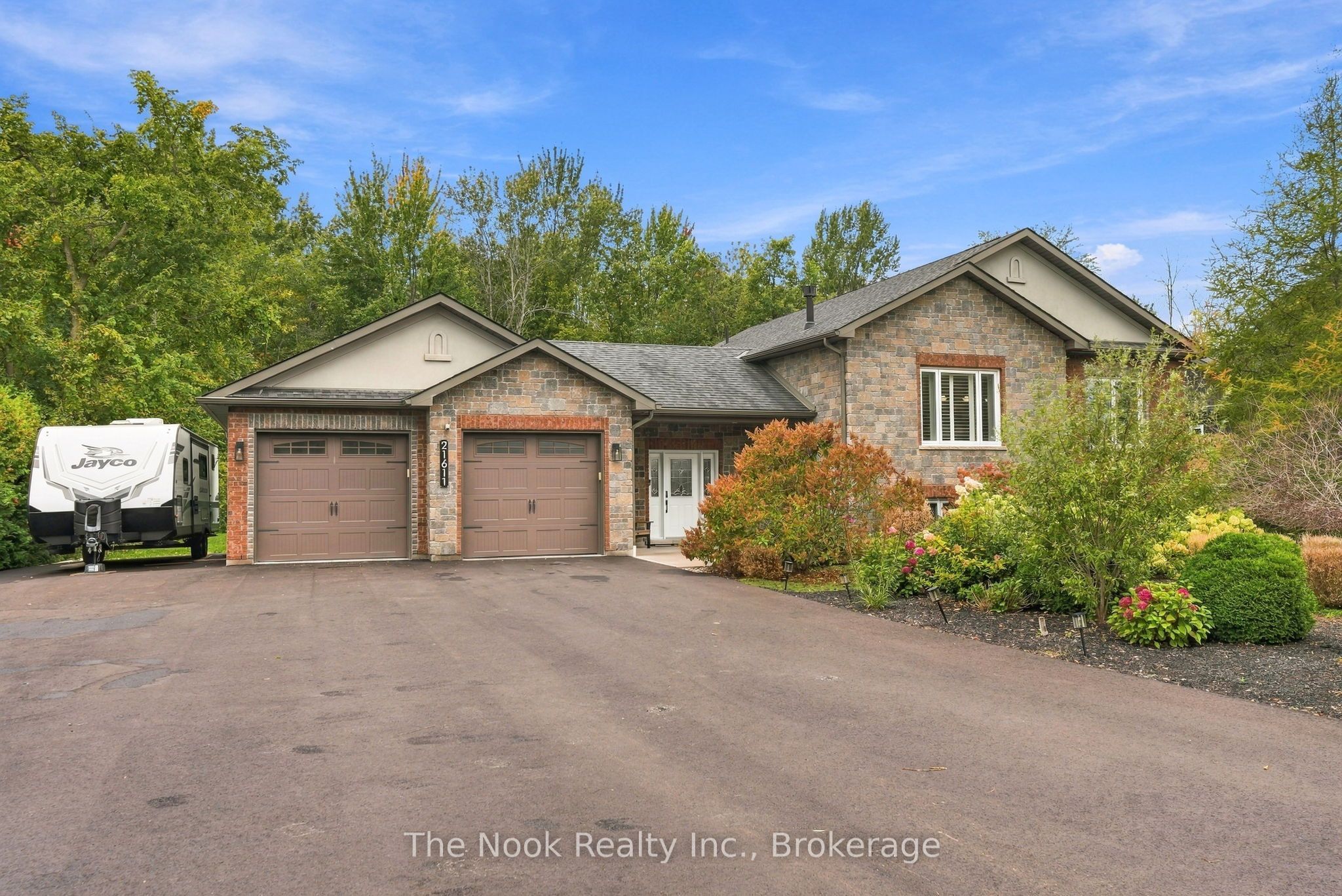 21611 Loyalist Parkway Property Photo 3