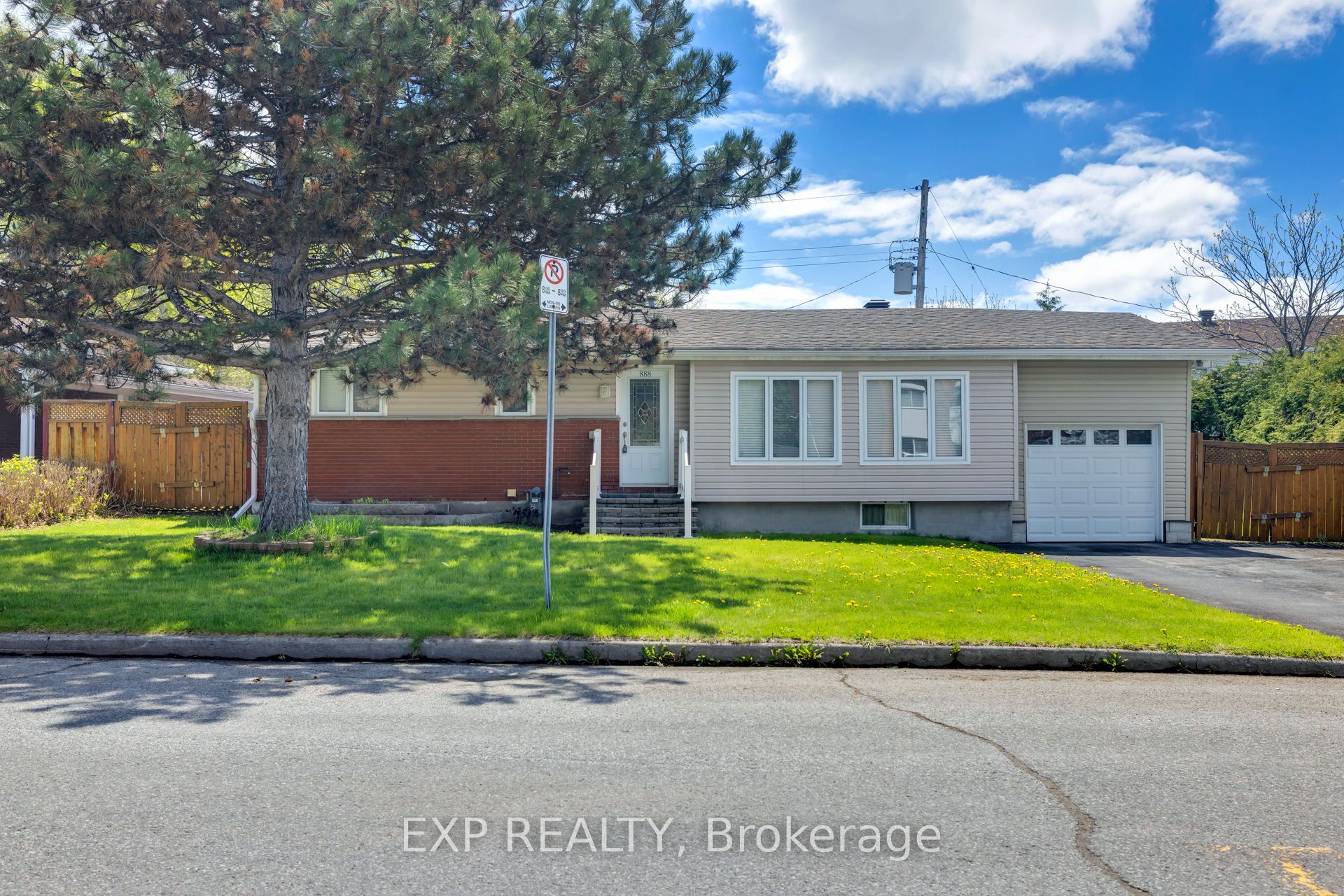 888 Charleswood Avenue Property Photo 2