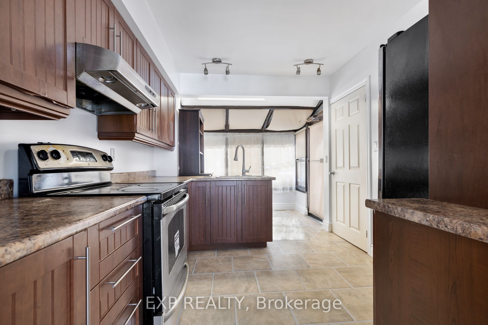 888 Charleswood Avenue Property Photo 11