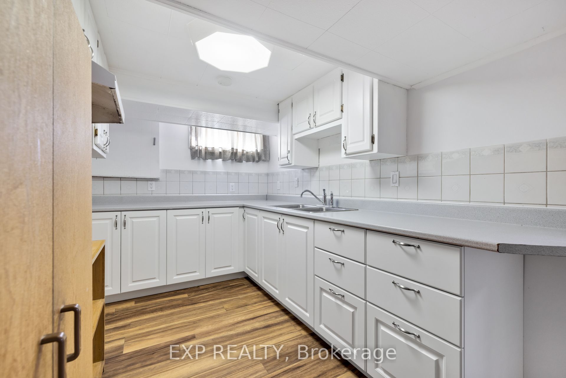 888 Charleswood Avenue Property Photo 34