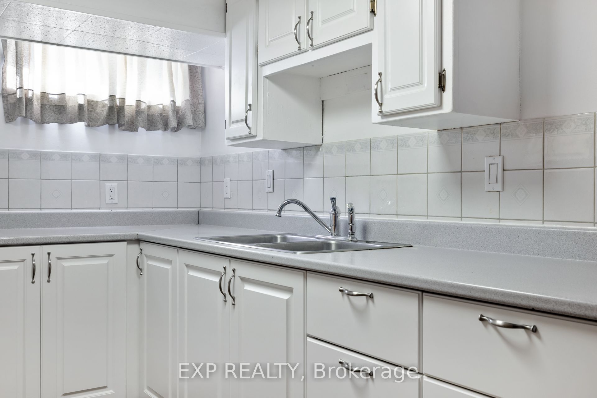 888 Charleswood Avenue Property Photo 35