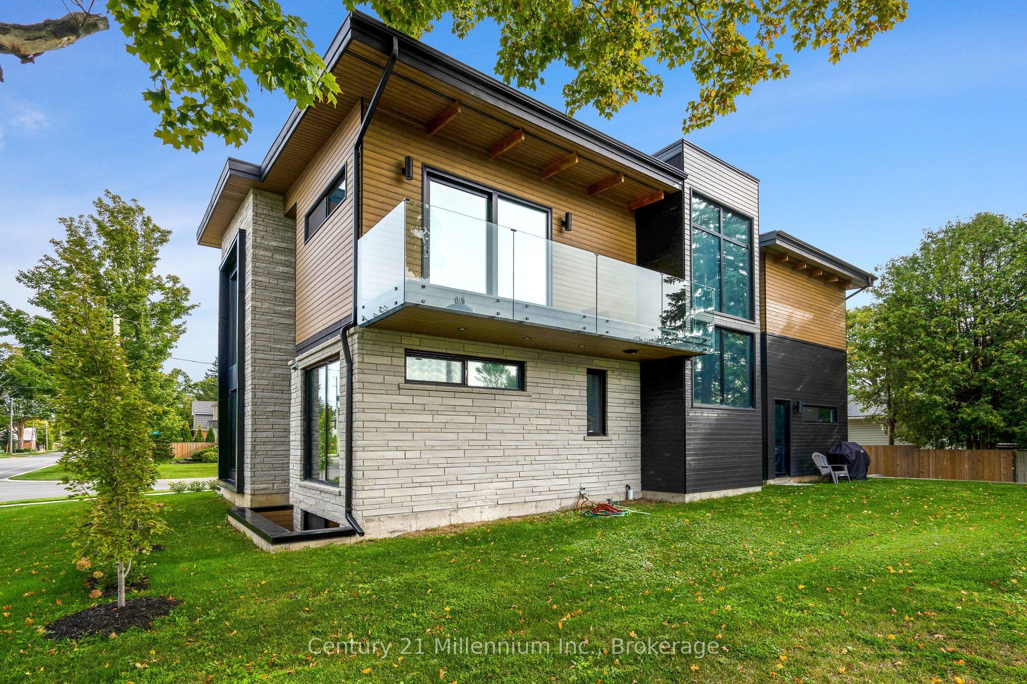 41 Alice Street W Property Photo 4