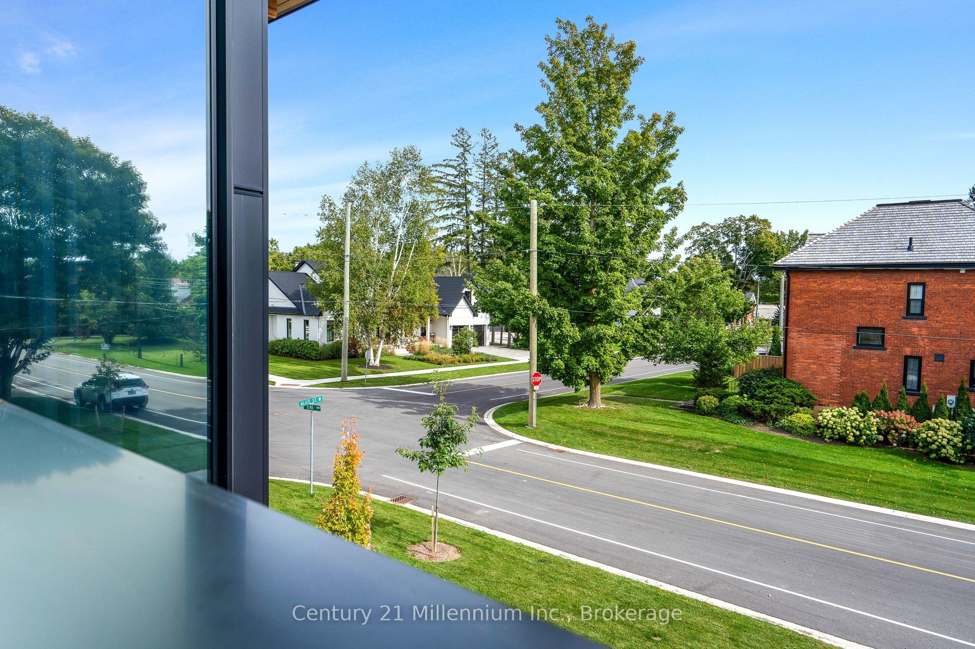 41 Alice Street W Property Photo 6
