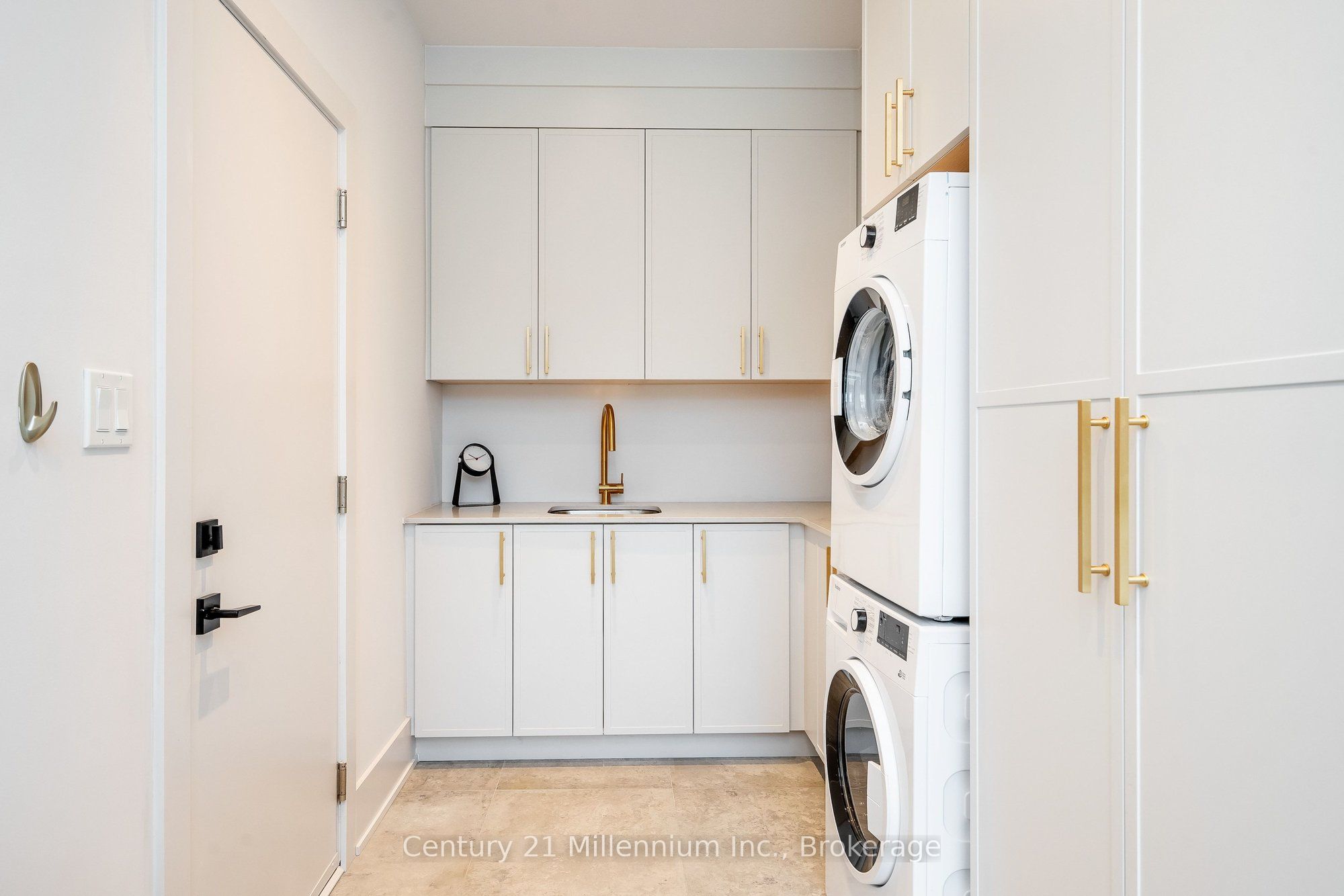 41 Alice Street W Property Photo 13