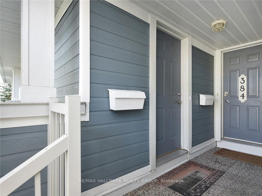 386 Crownridge Drive Property Photo 2