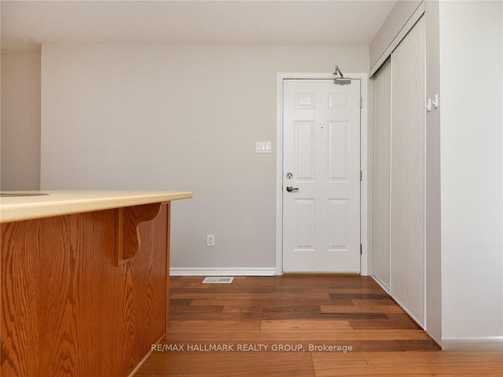386 Crownridge Drive Property Photo 3