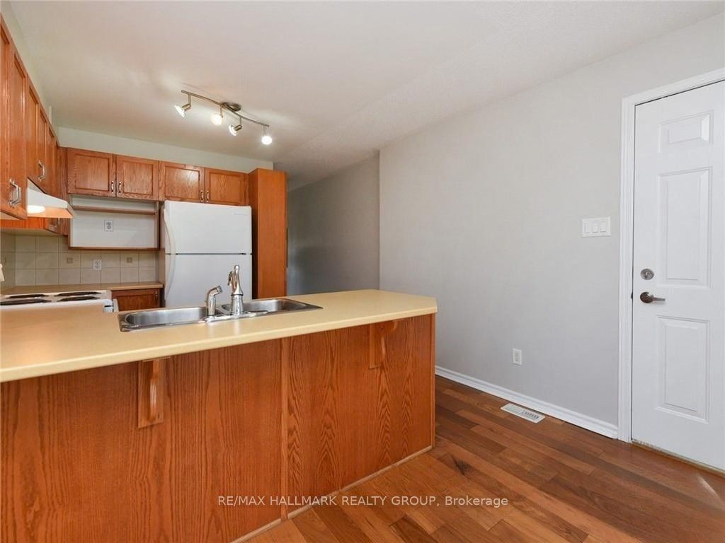386 Crownridge Drive Property Photo 5