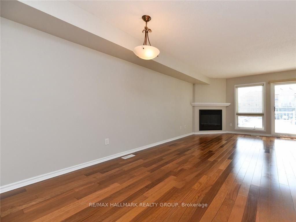 386 Crownridge Drive Property Photo 9
