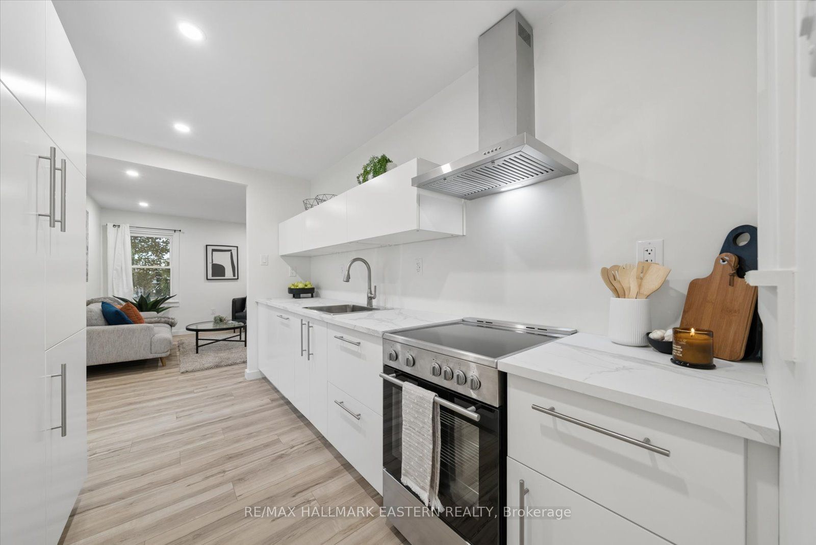 482 Wellington Street W