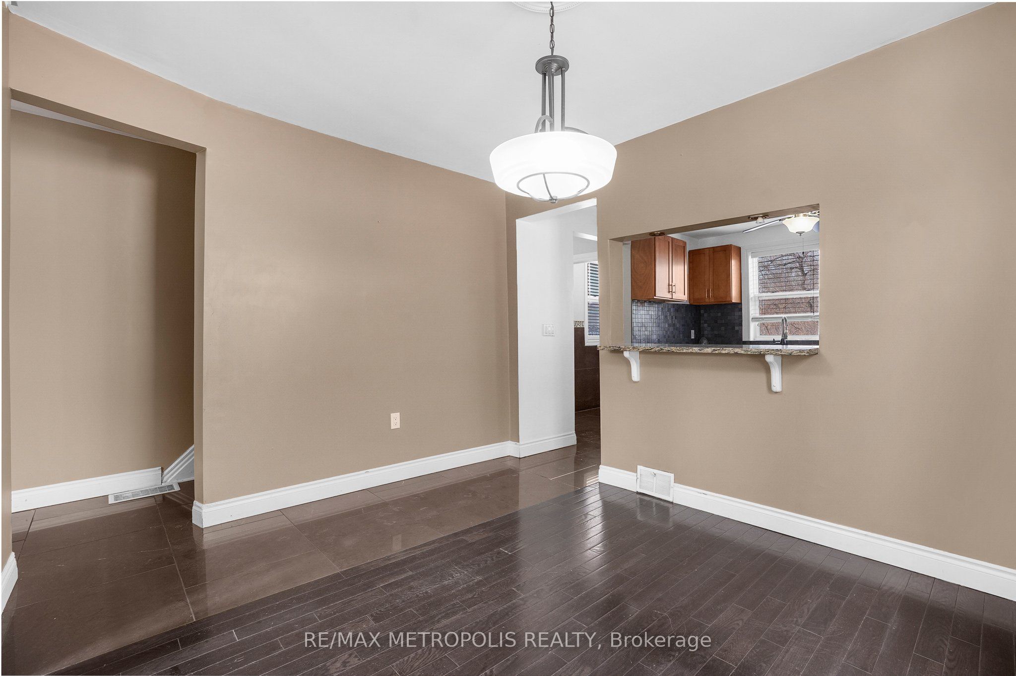 201 Bay Street N Property Photo 5