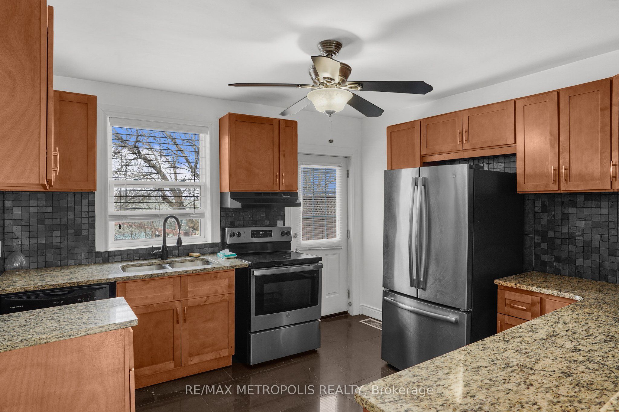 201 Bay Street N Property Photo 7