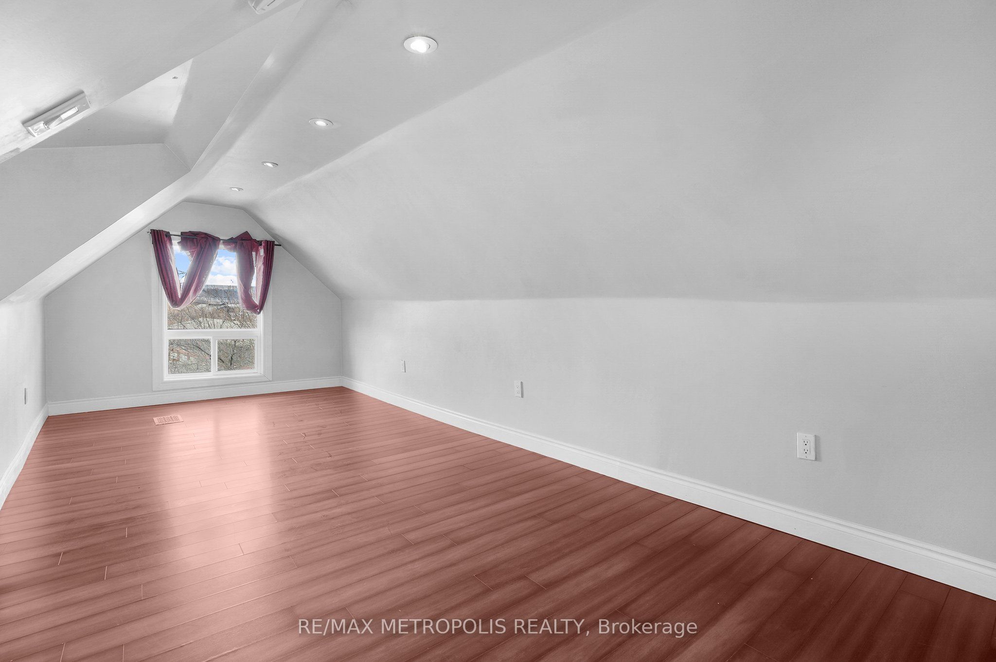 201 Bay Street N Property Photo 20