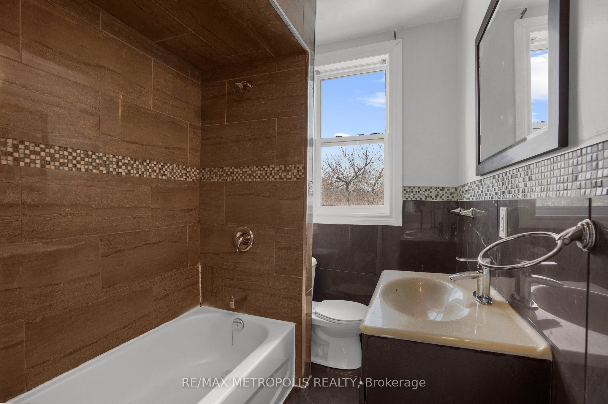 201 Bay Street N Property Photo 23