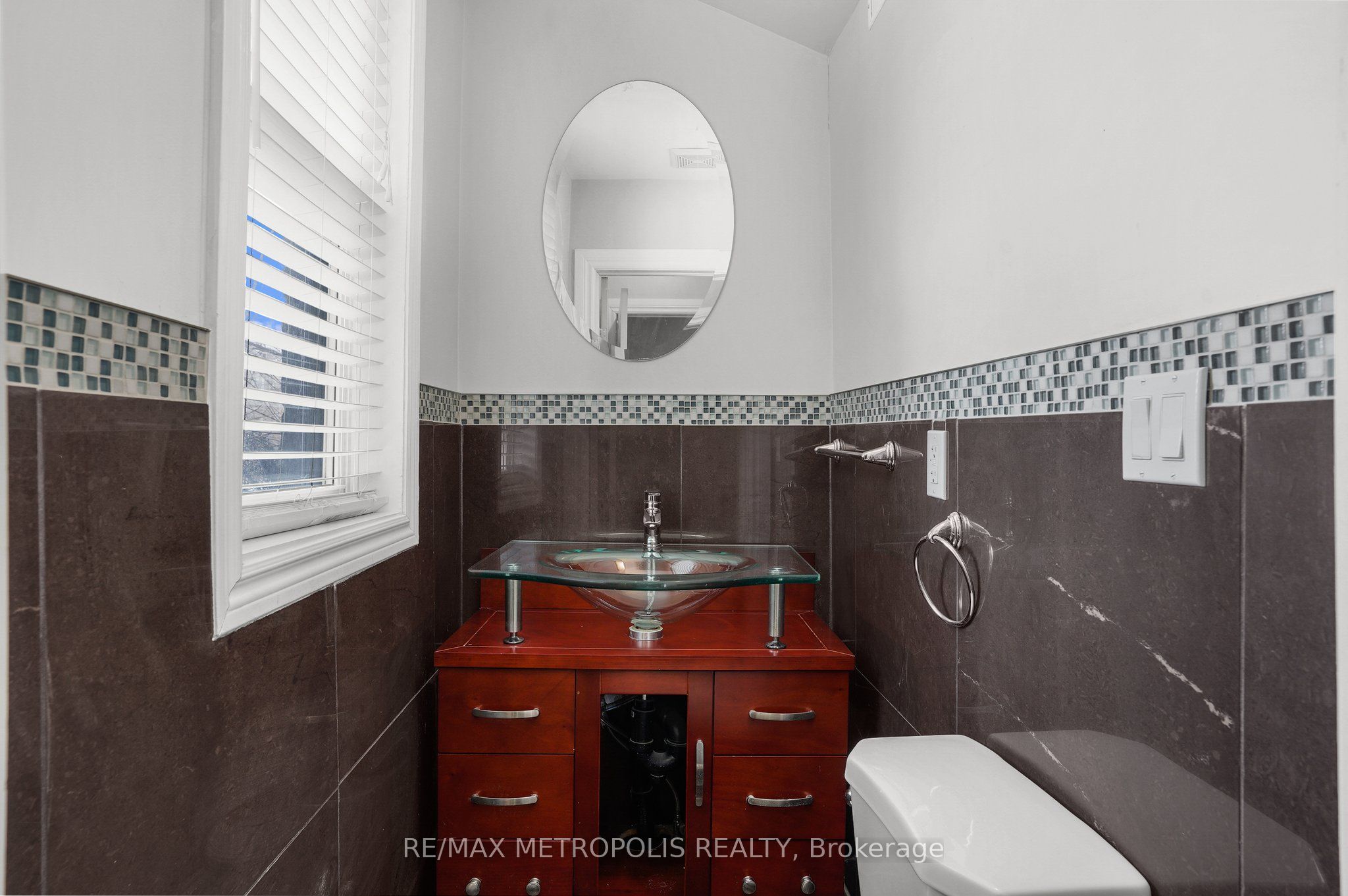 201 Bay Street N Property Photo 24