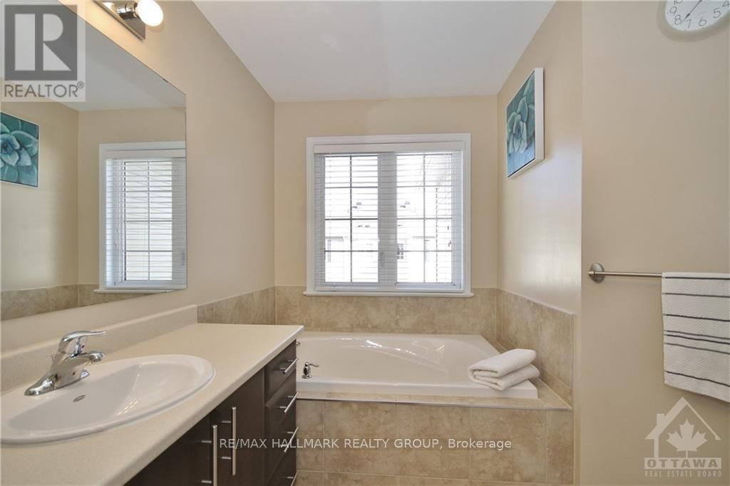 553 Ashbourne Crescent Property Photo 12