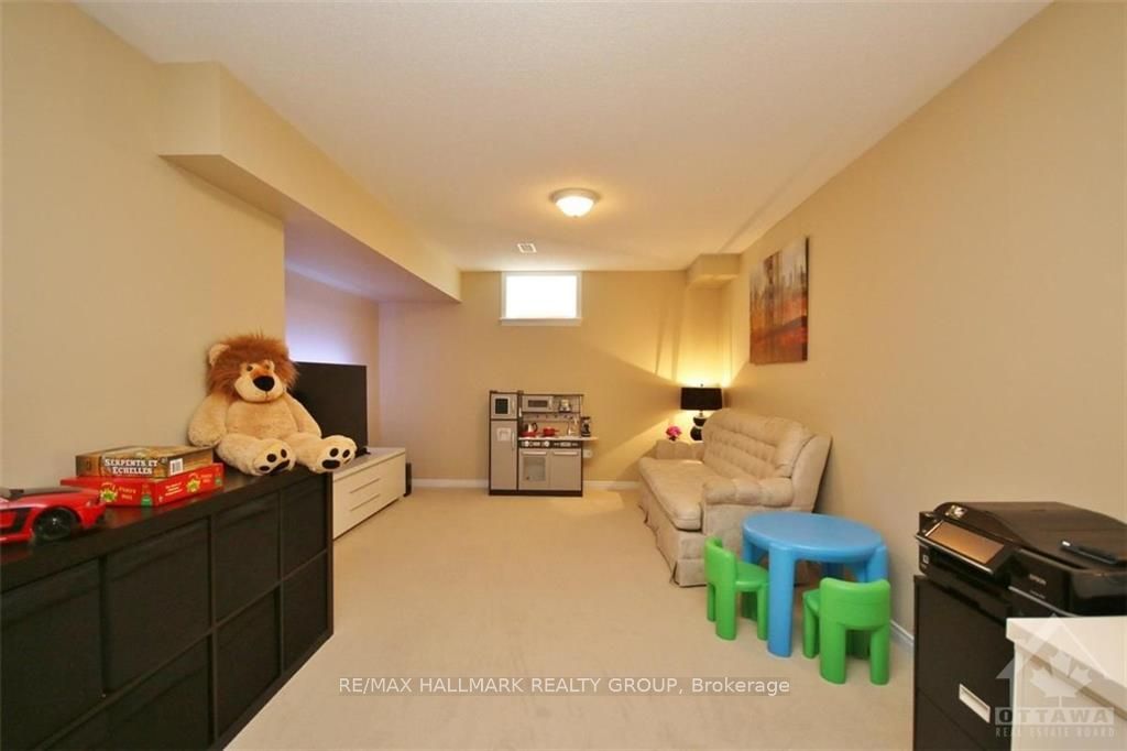 553 Ashbourne Crescent Property Photo 18