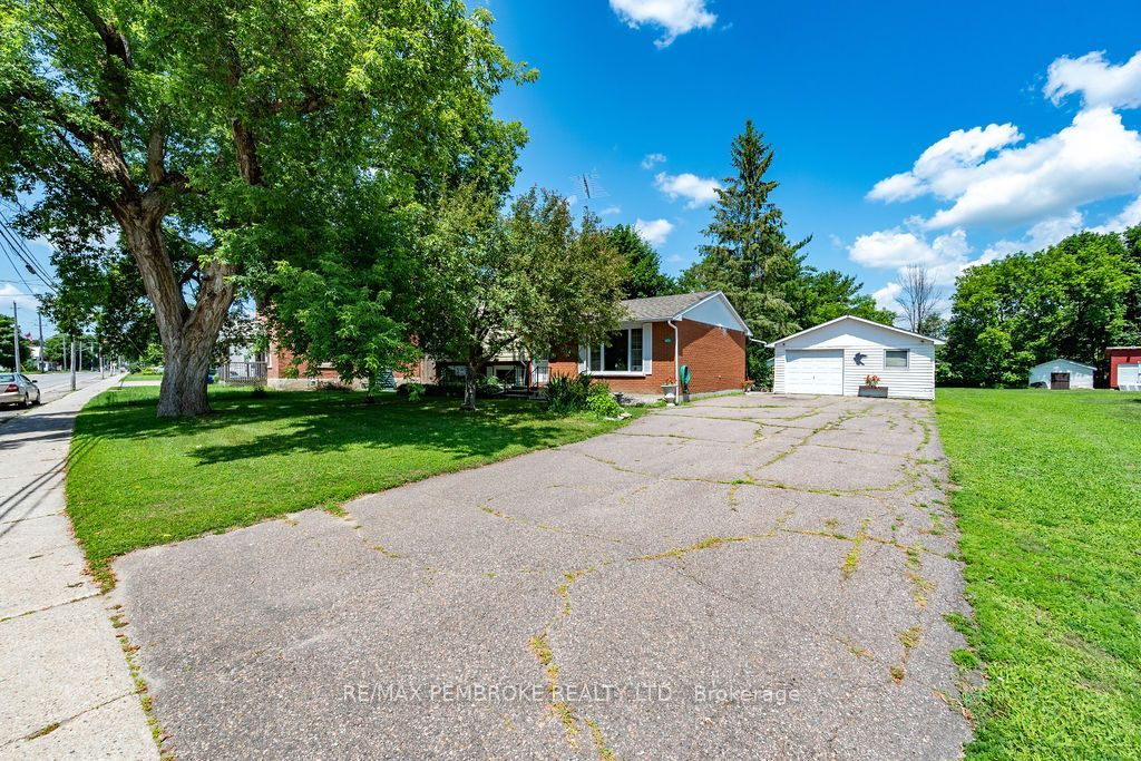 1656 Beachburg Road Property Photo 4