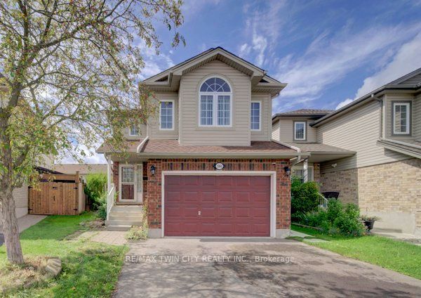 1064 Copper Leaf Crescent Property Photo 1