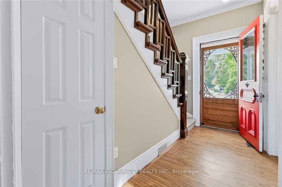 4245 William Street Property Photo 5