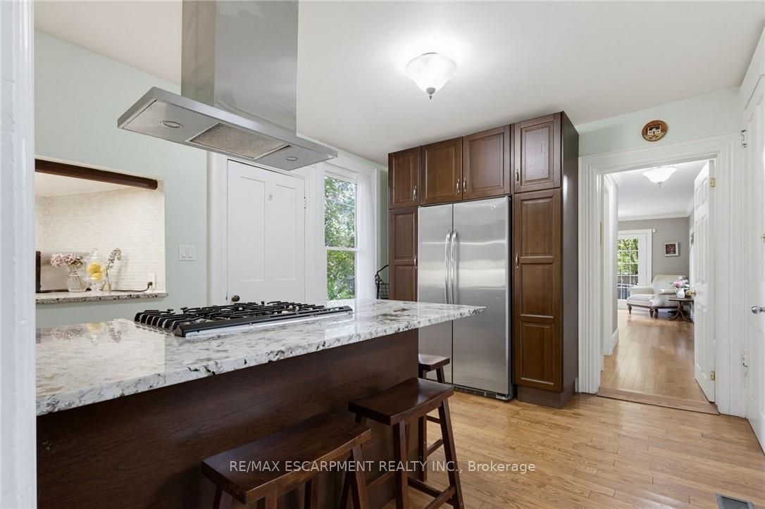 4245 William Street Property Photo 14