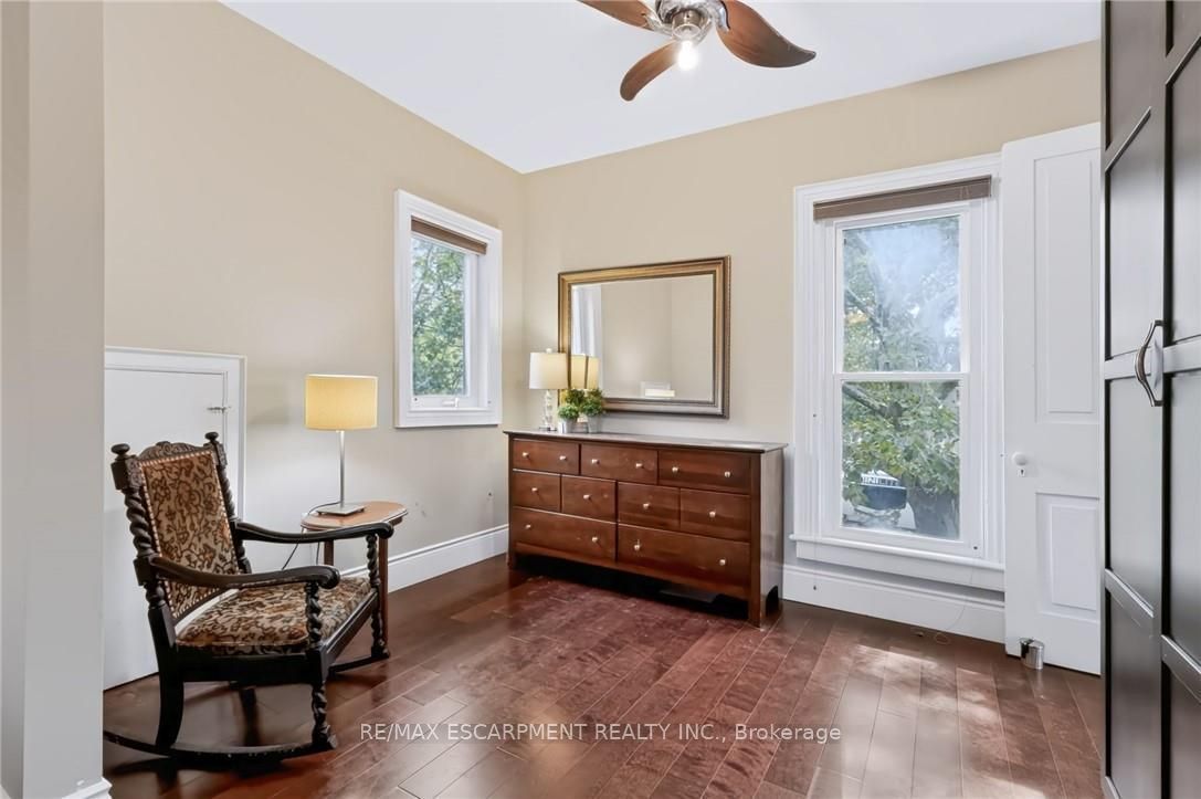 4245 William Street Property Photo 32