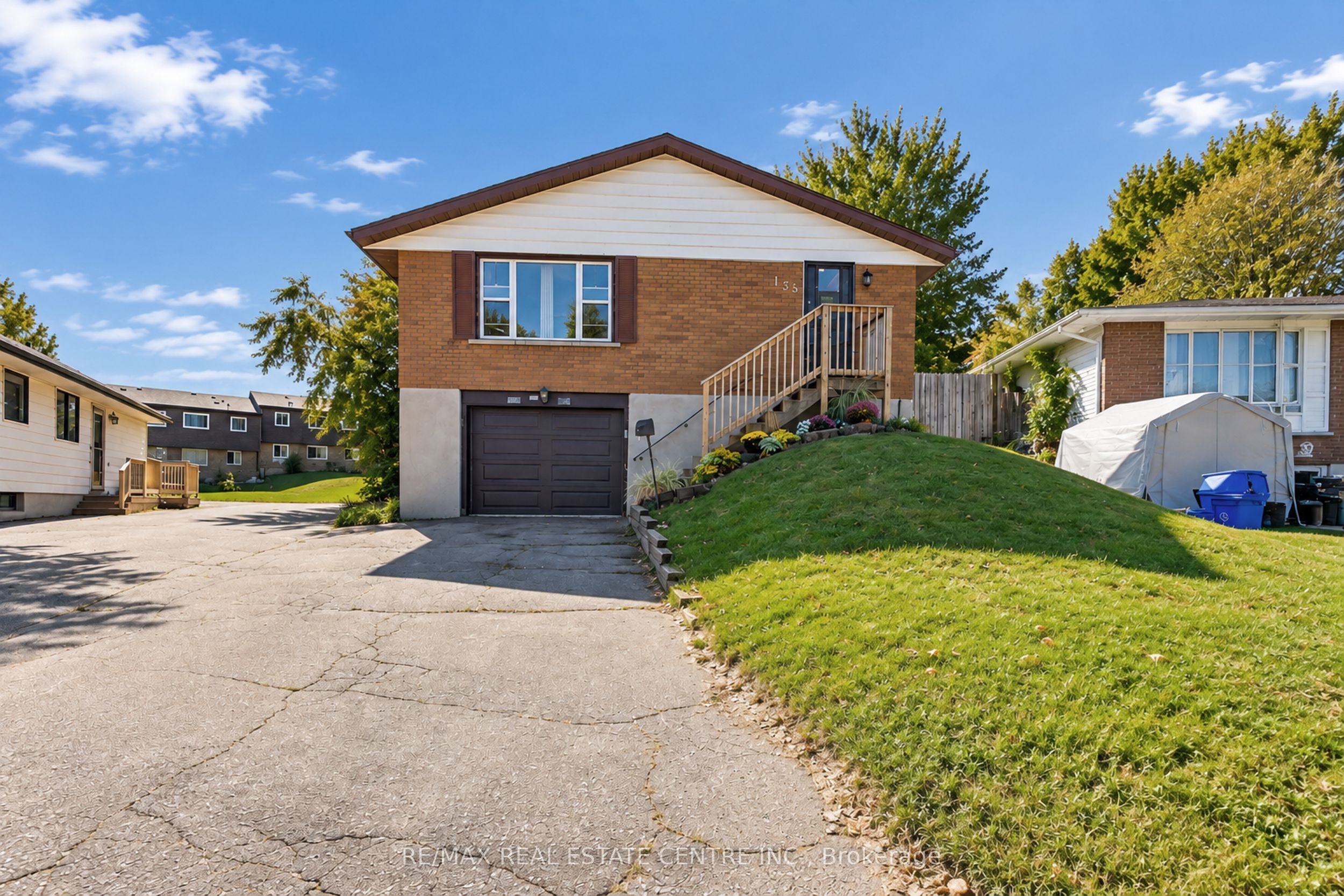 135 Cedarhill Crescent Property Photo 1