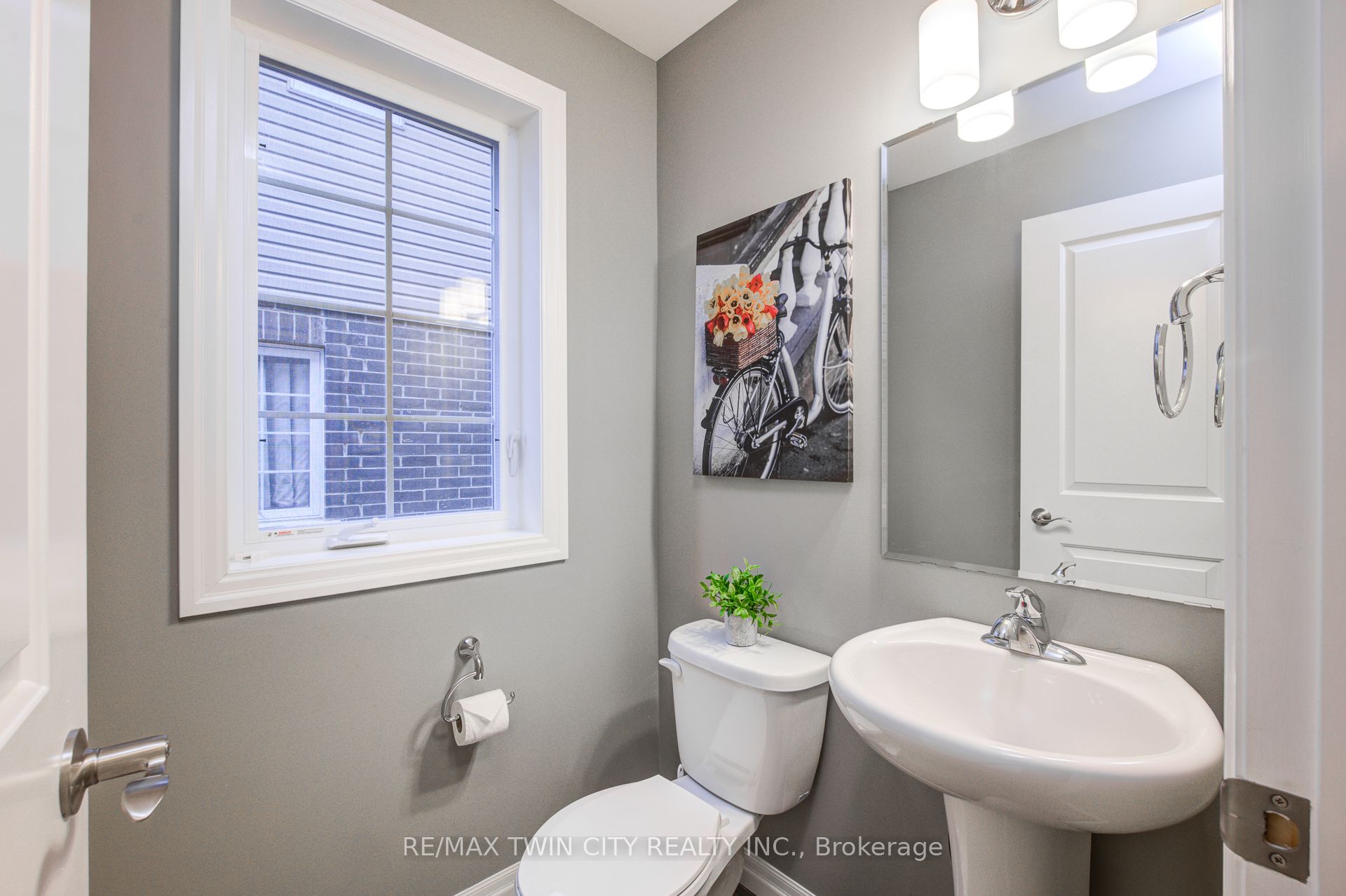 343 Huron Street 17 Property Photo 5