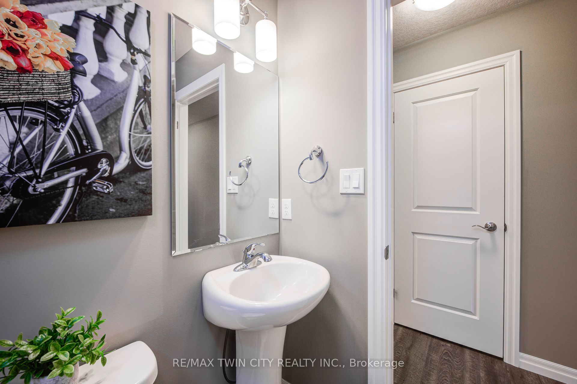 343 Huron Street 17 Property Photo 6