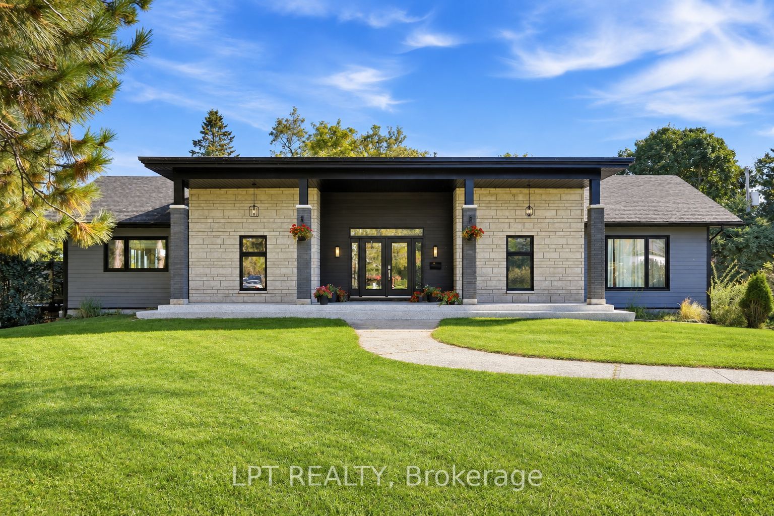 31 Carillon Crescent Property Photo 1