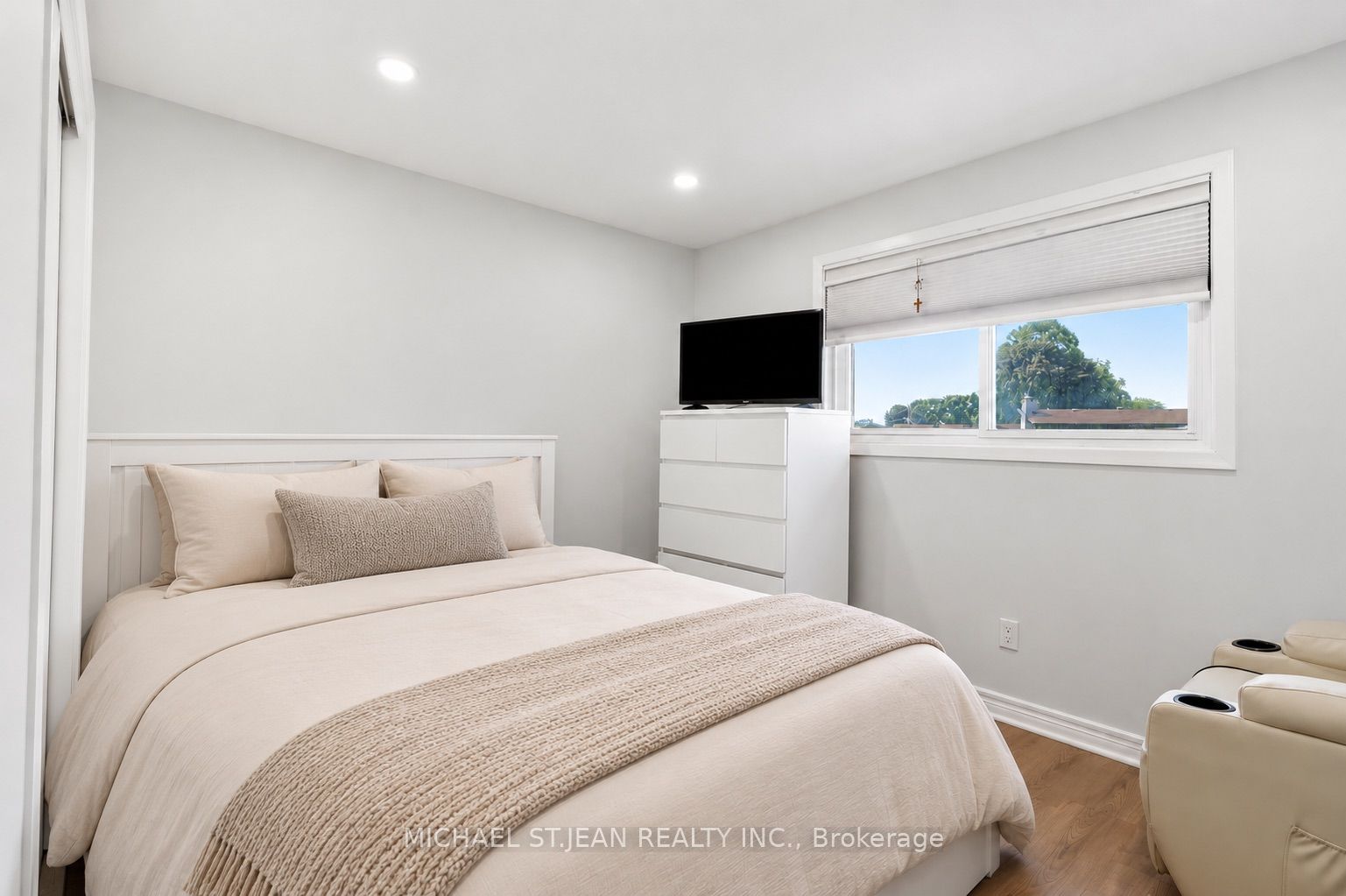 6562 Glengate Street Property Photo 13