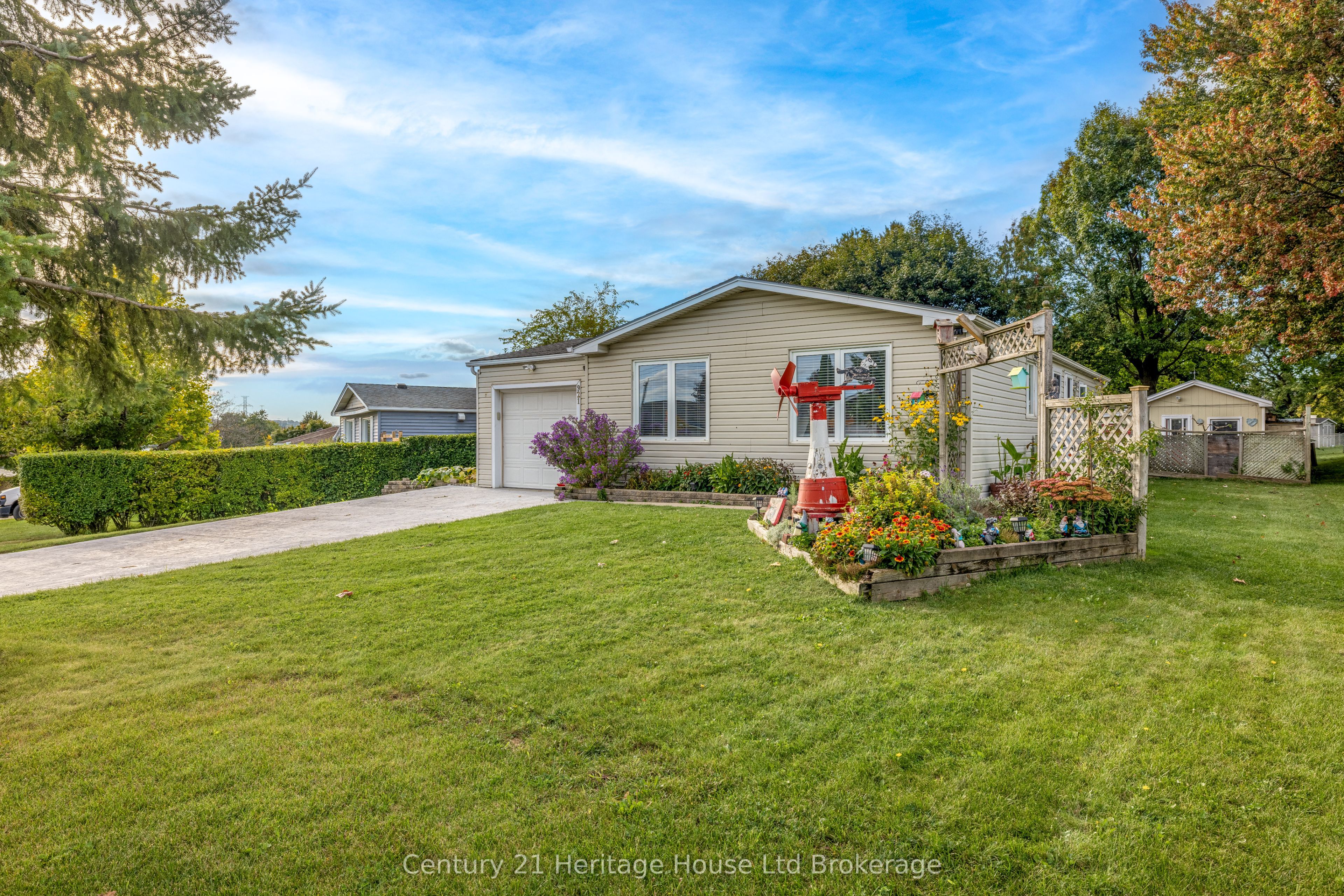 921 Lincoln Drive Property Photo 1