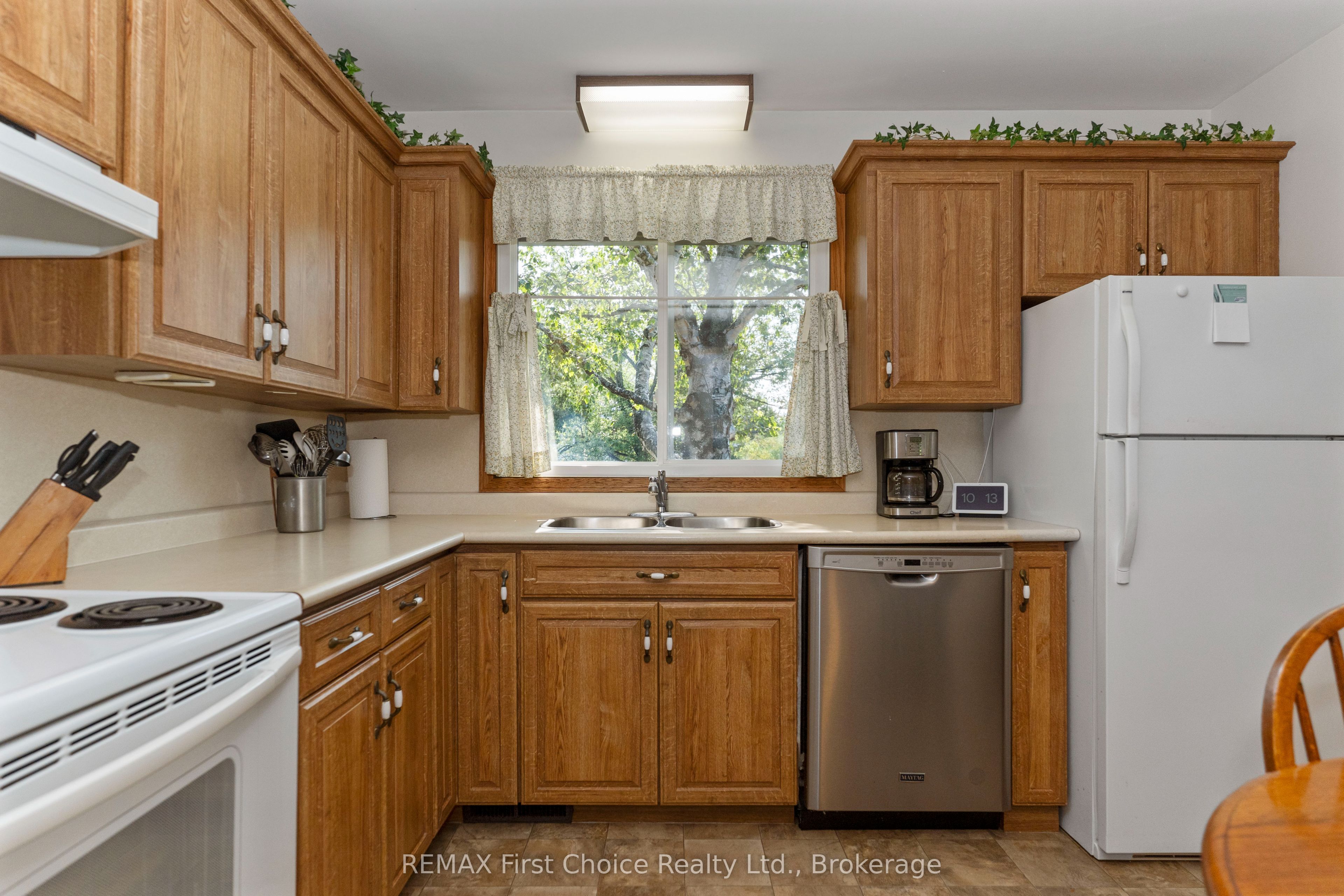 160 Whalen Street Property Photo 4