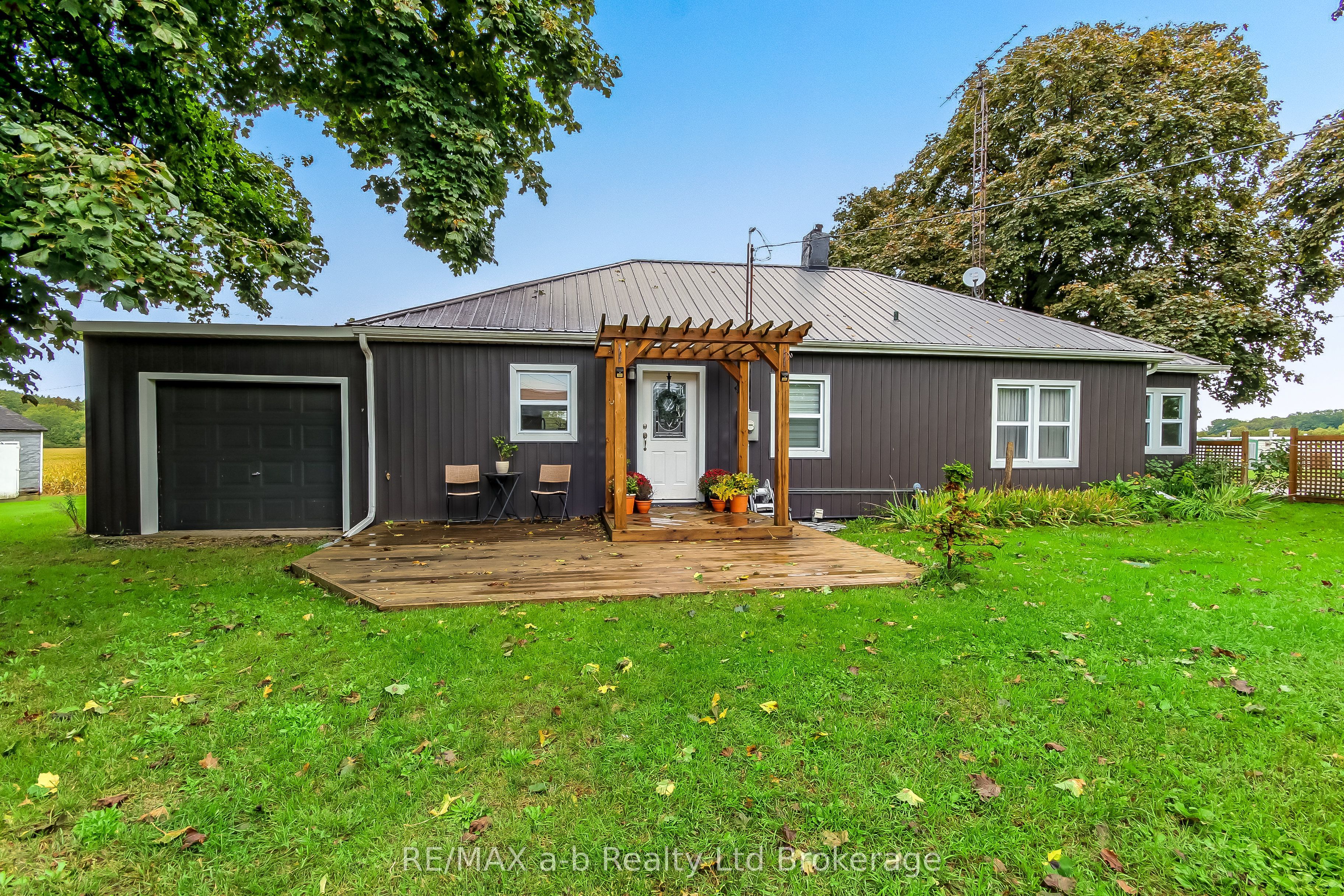 2237 Pinegrove Road Property Photo 1