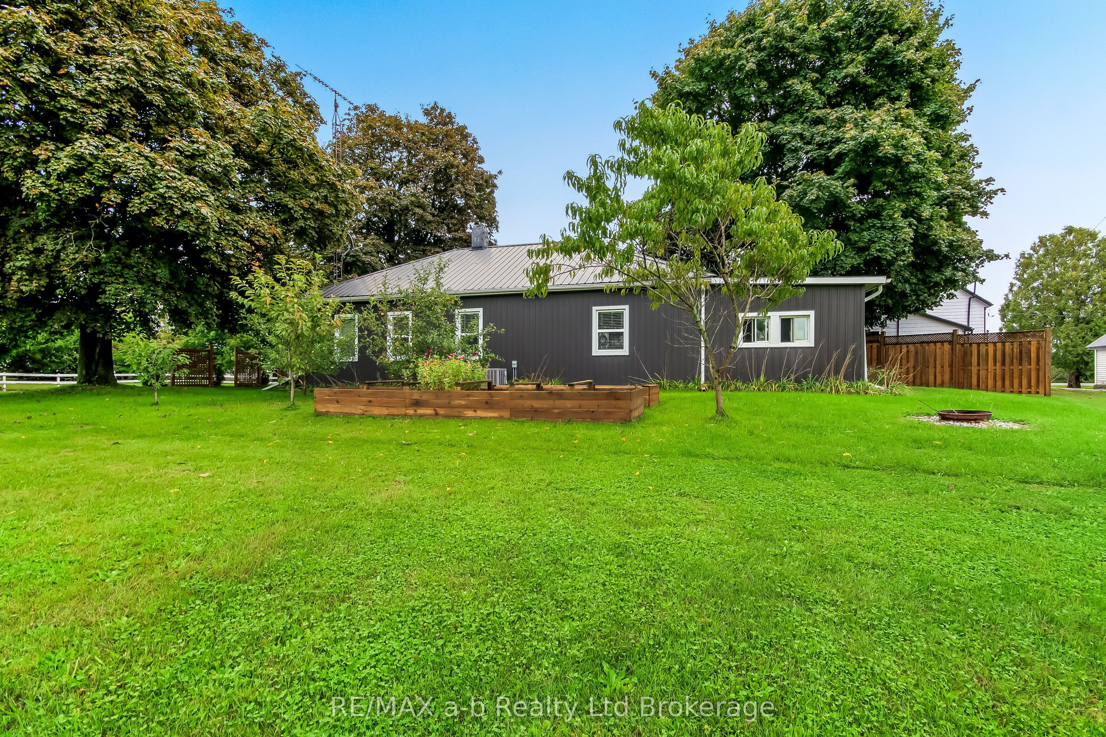 2237 Pinegrove Road Property Photo 3