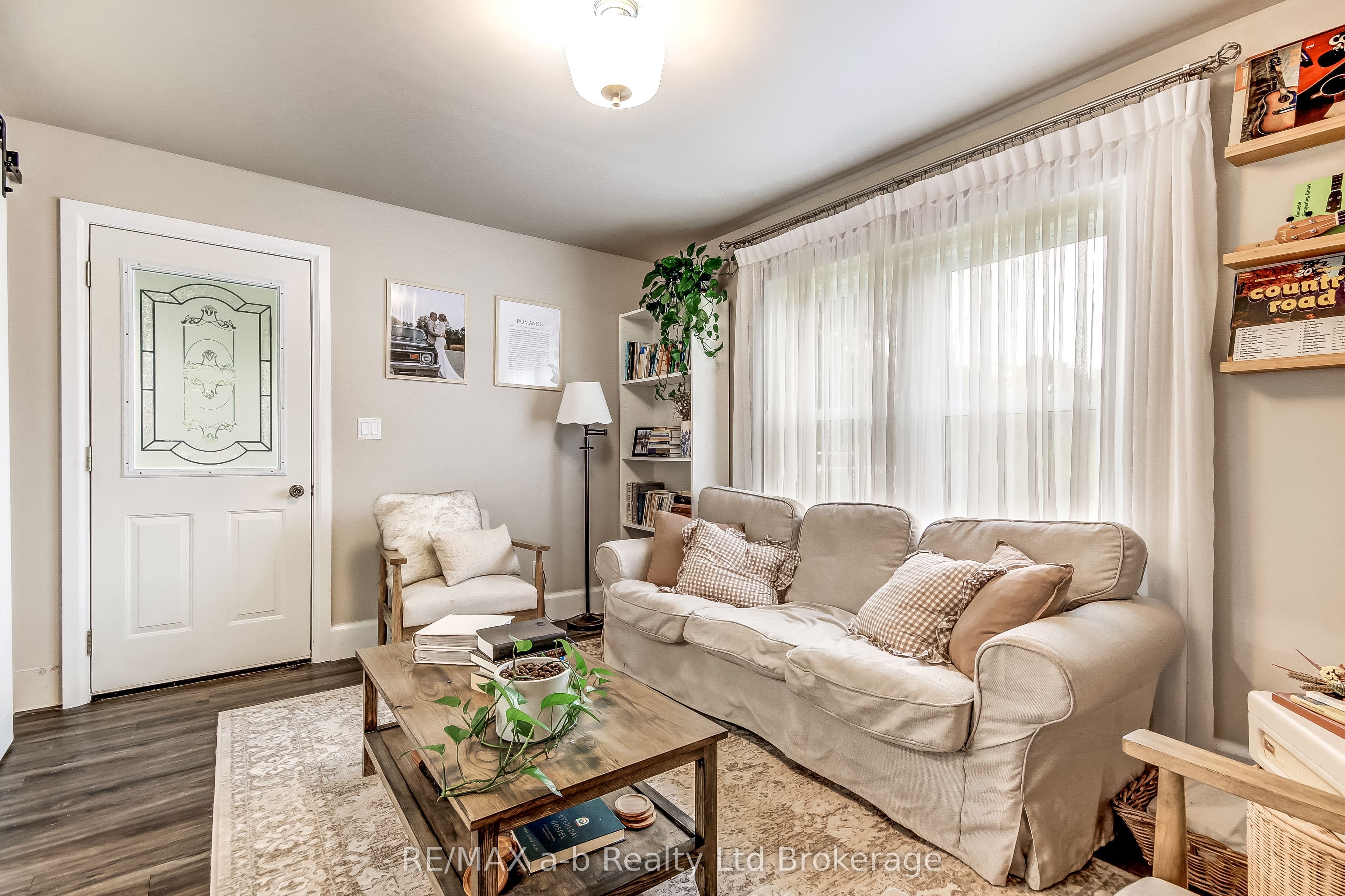 2237 Pinegrove Road Property Photo 5