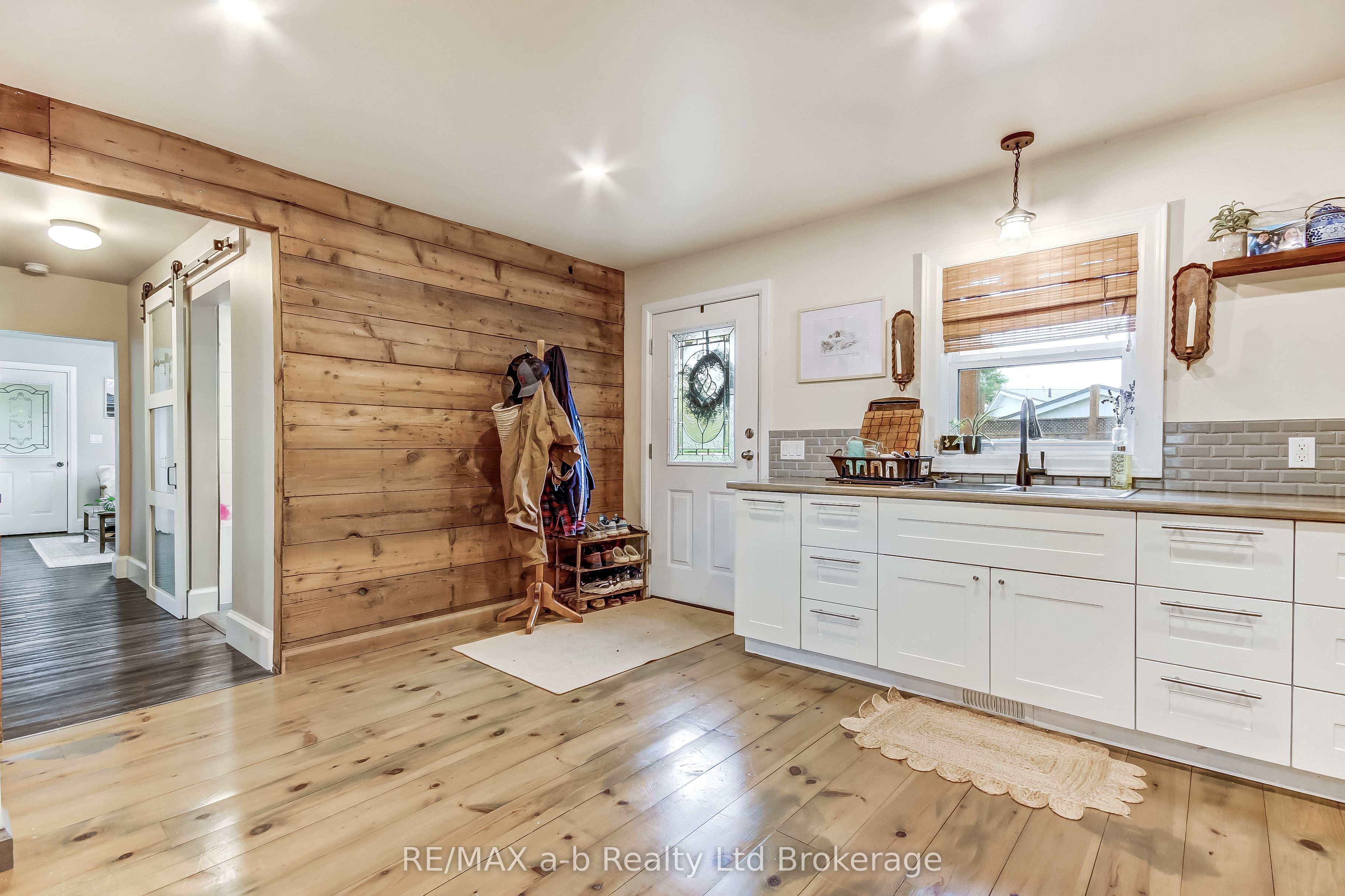 2237 Pinegrove Road Property Photo 8