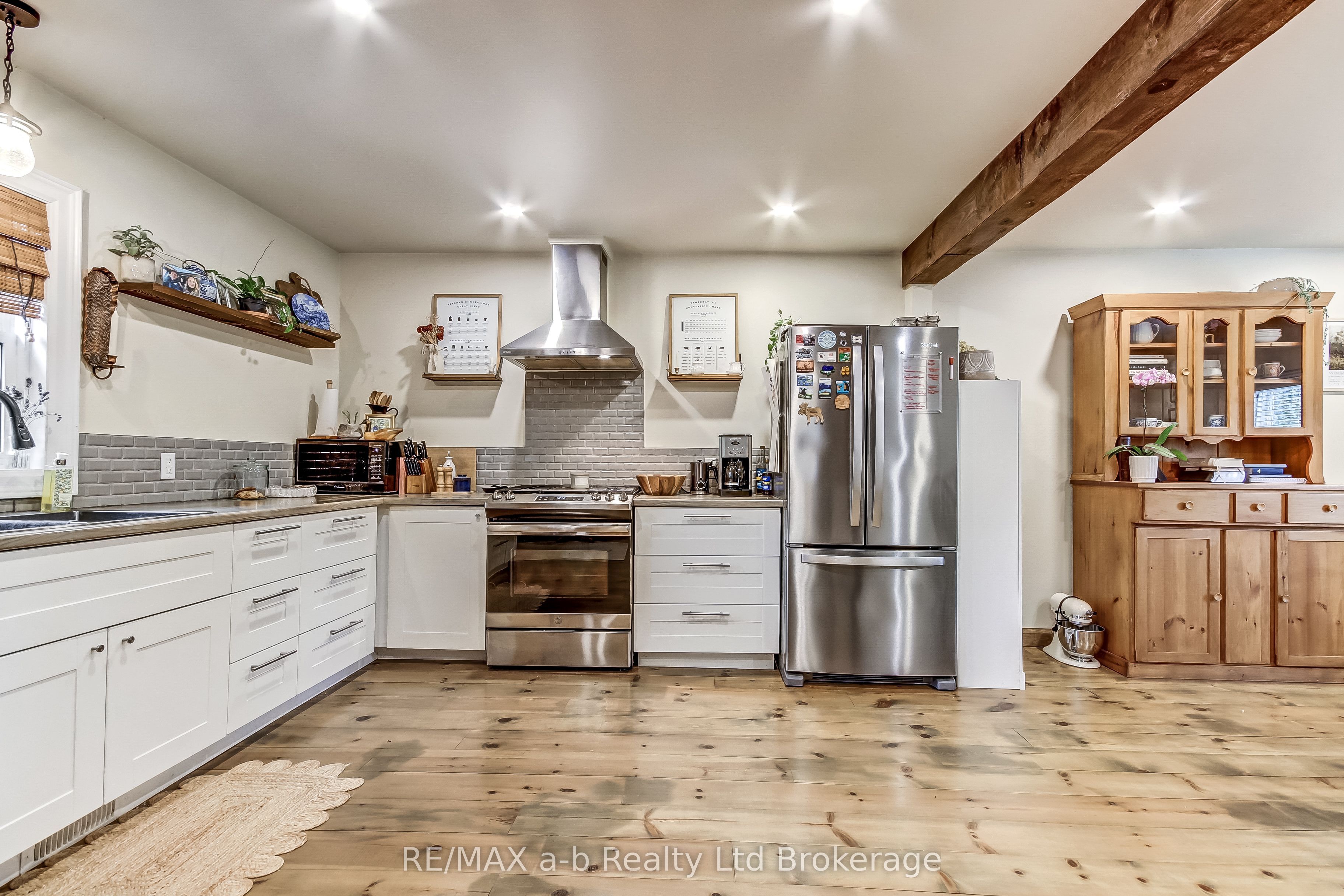 2237 Pinegrove Road Property Photo 9