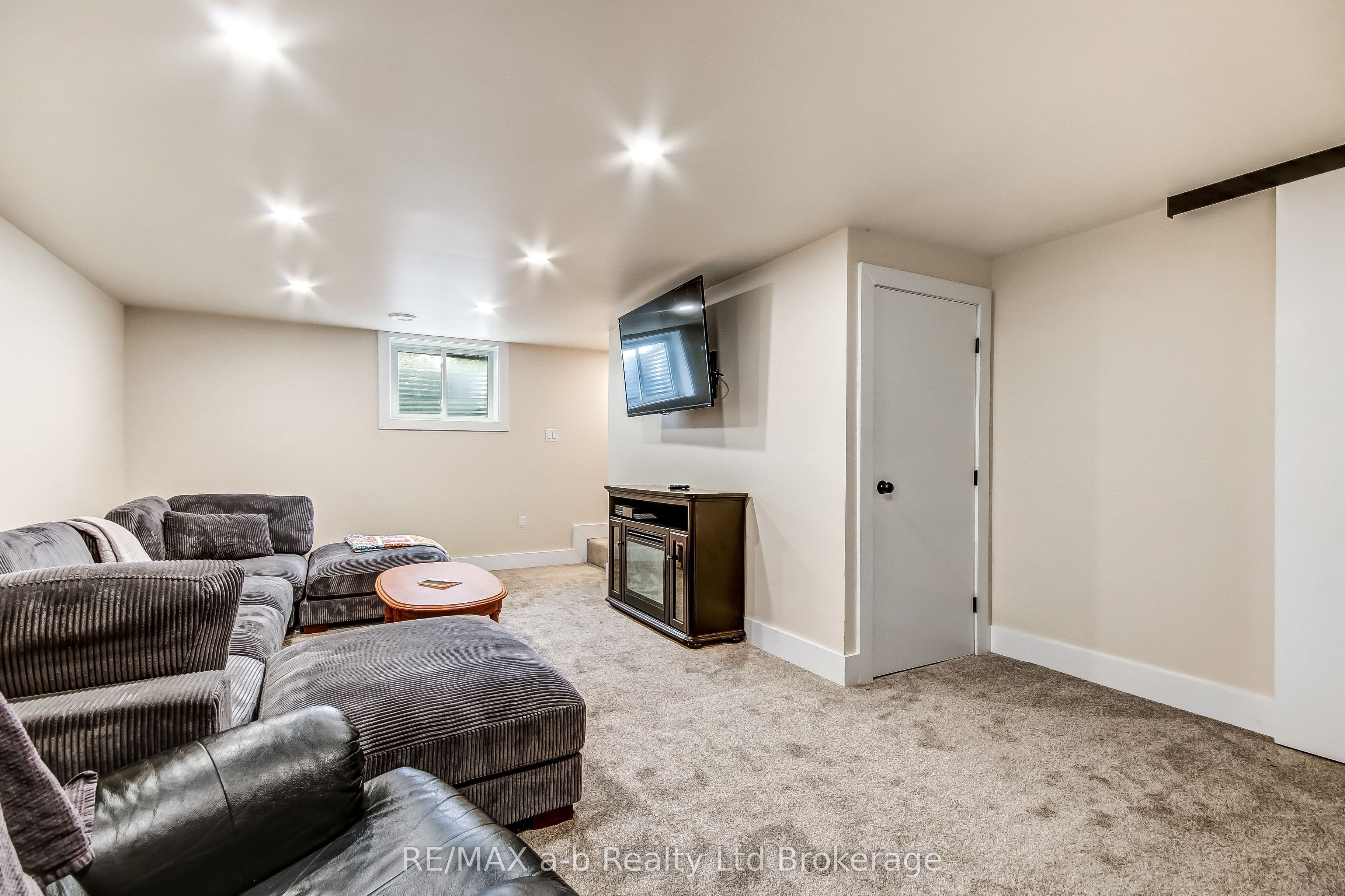 2237 Pinegrove Road Property Photo 18