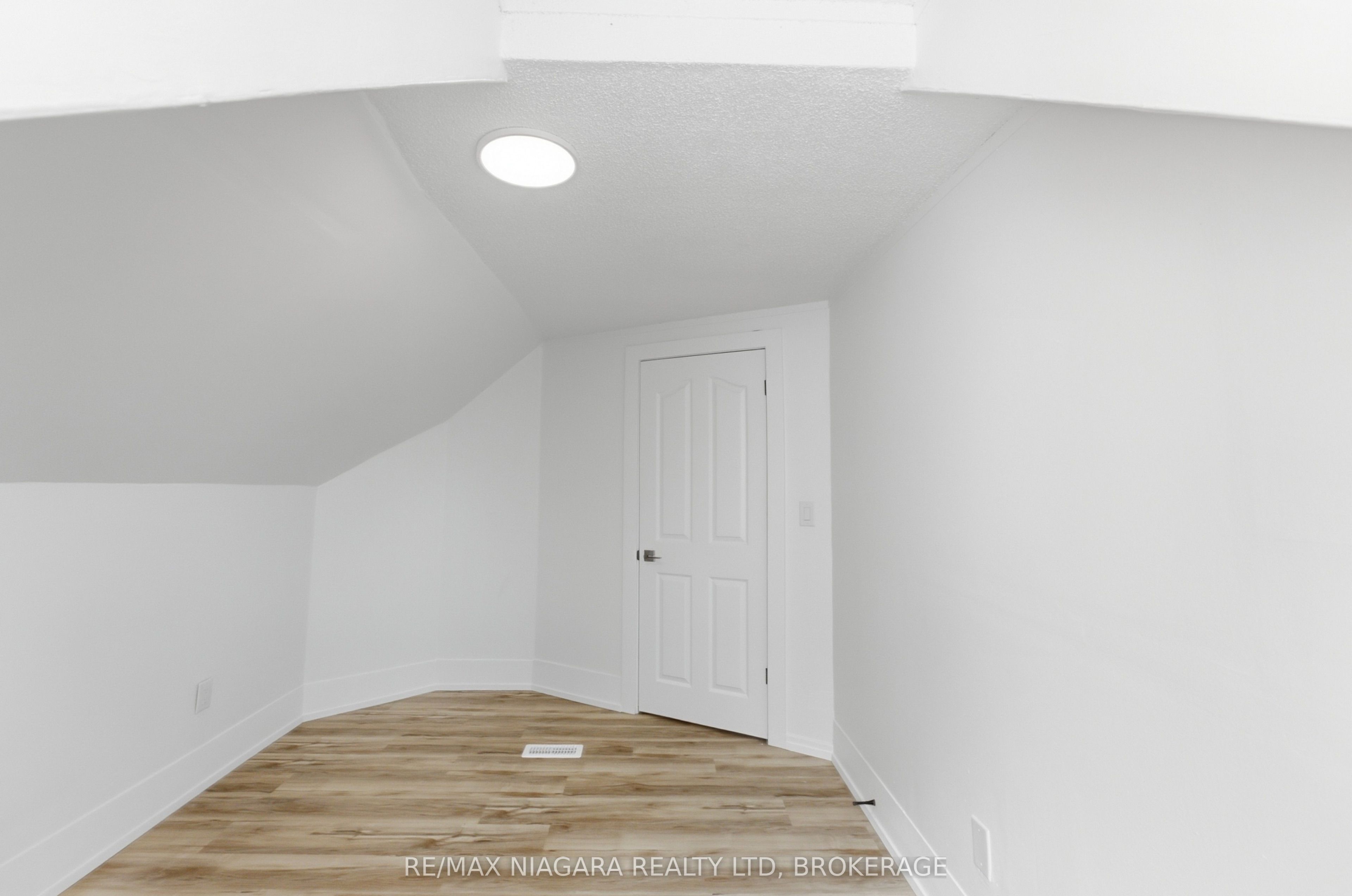34 Haig Street Upper Property Photo 9