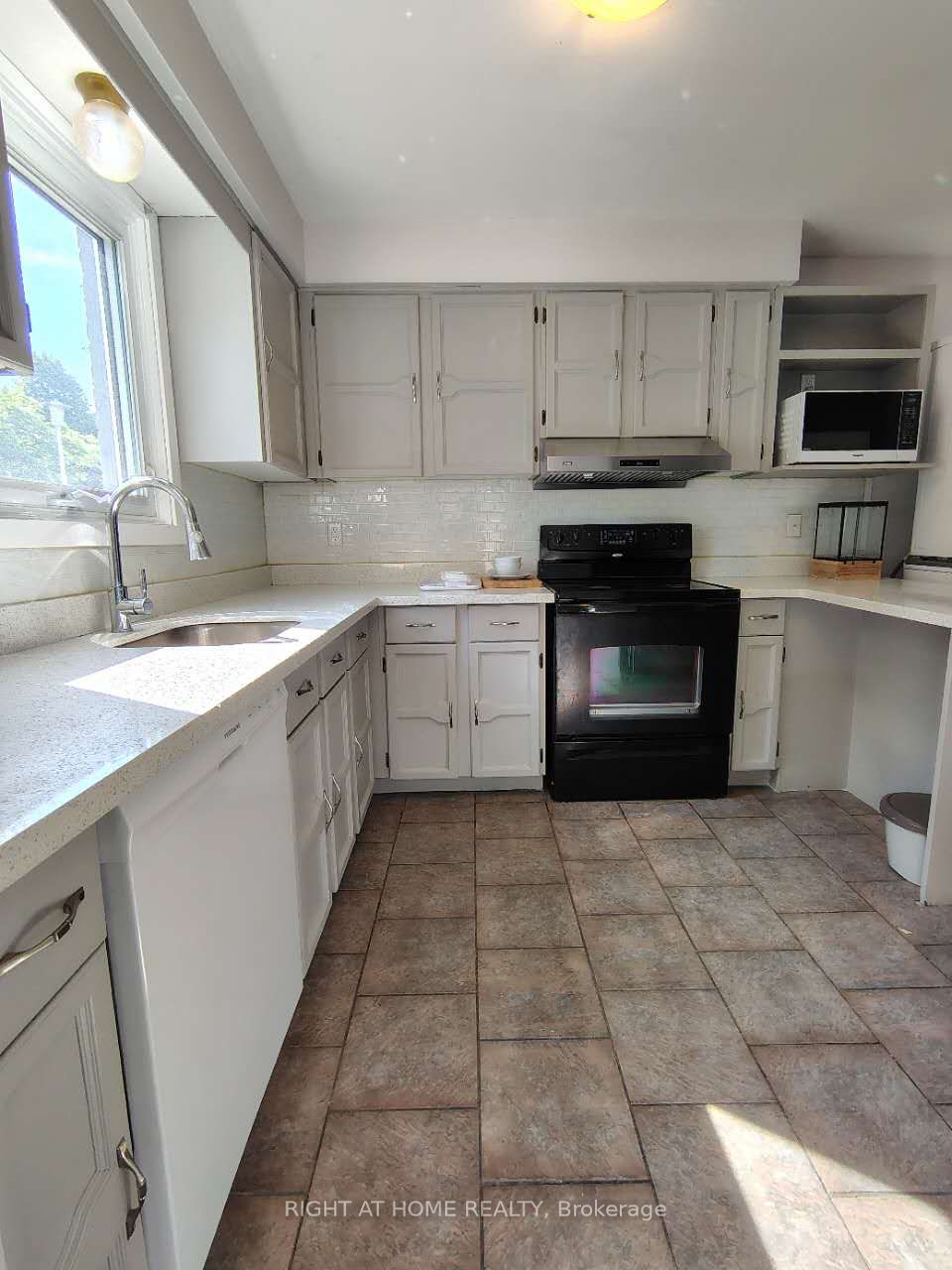 78 Olympic Crescent Property Photo 5