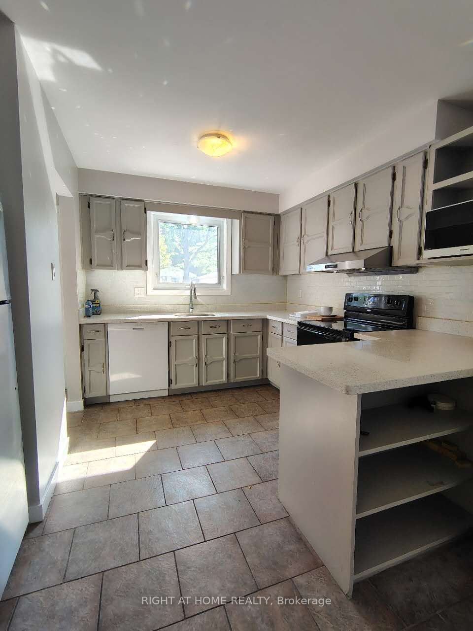 78 Olympic Crescent Property Photo 7