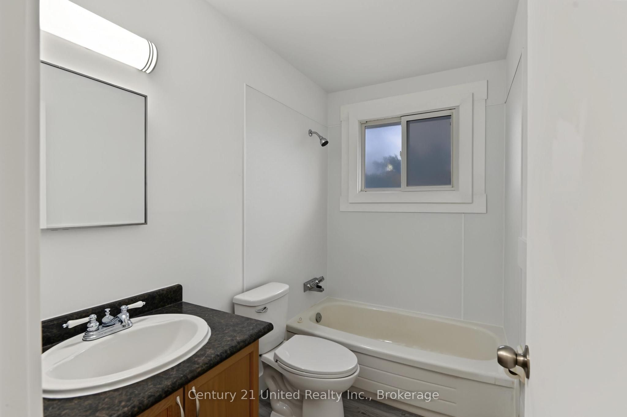 198 Aylmer Street N Property Photo 12