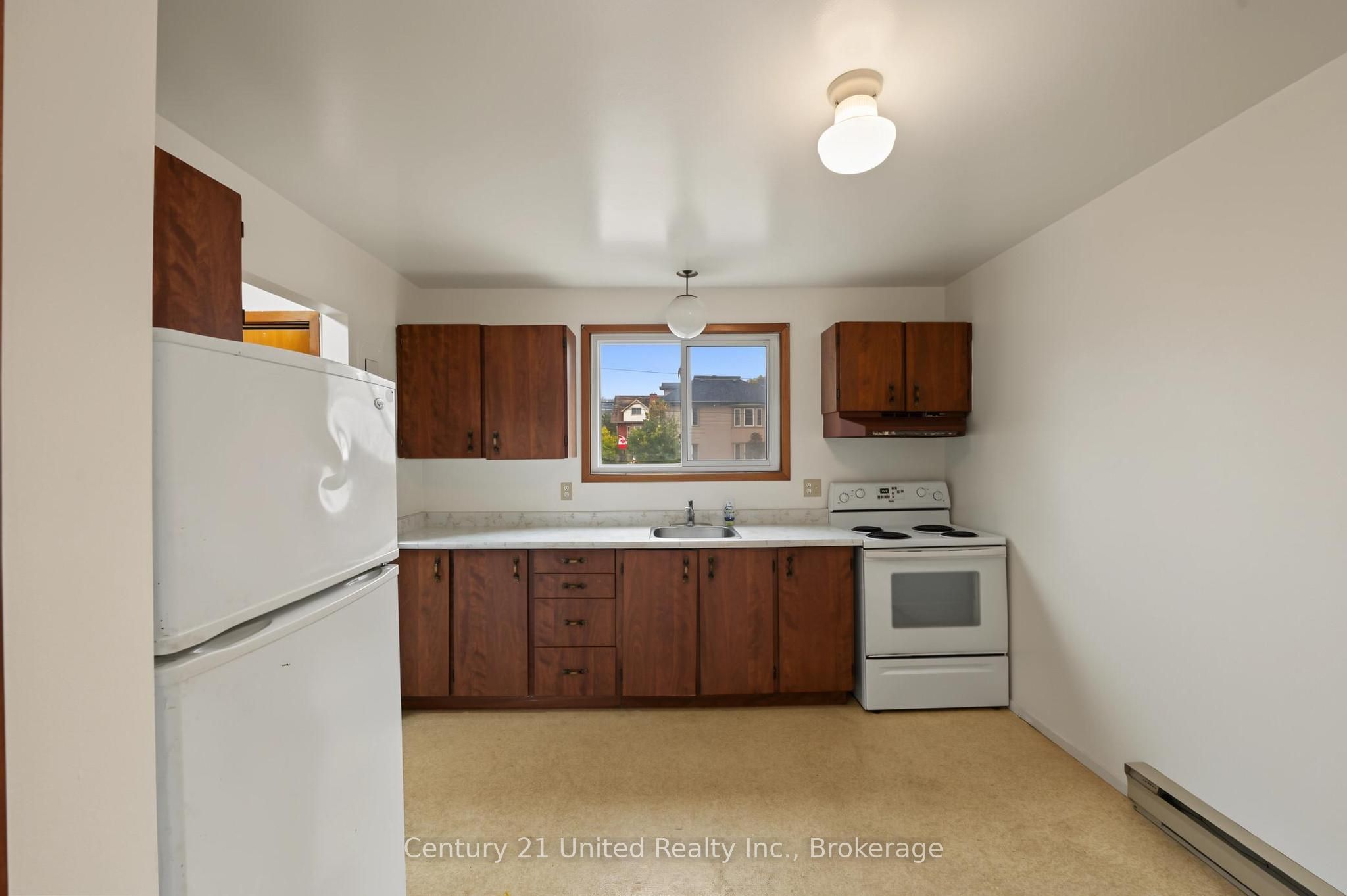 198 Aylmer Street N Property Photo 14