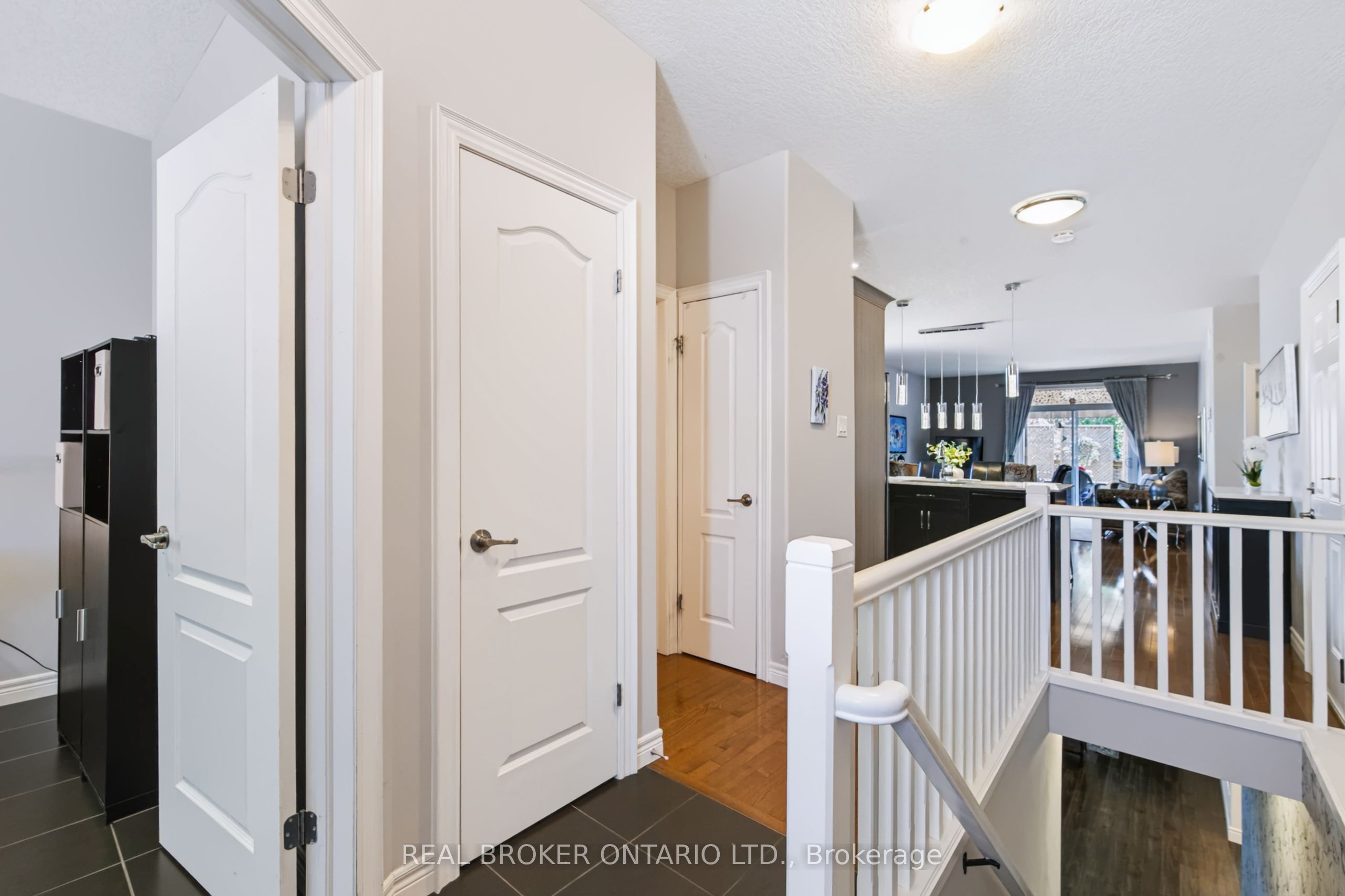 244 Dundas Street W 22 Property Photo 4